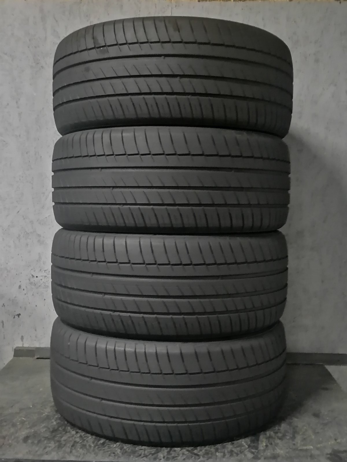 Шини б\у 295/40 R21
