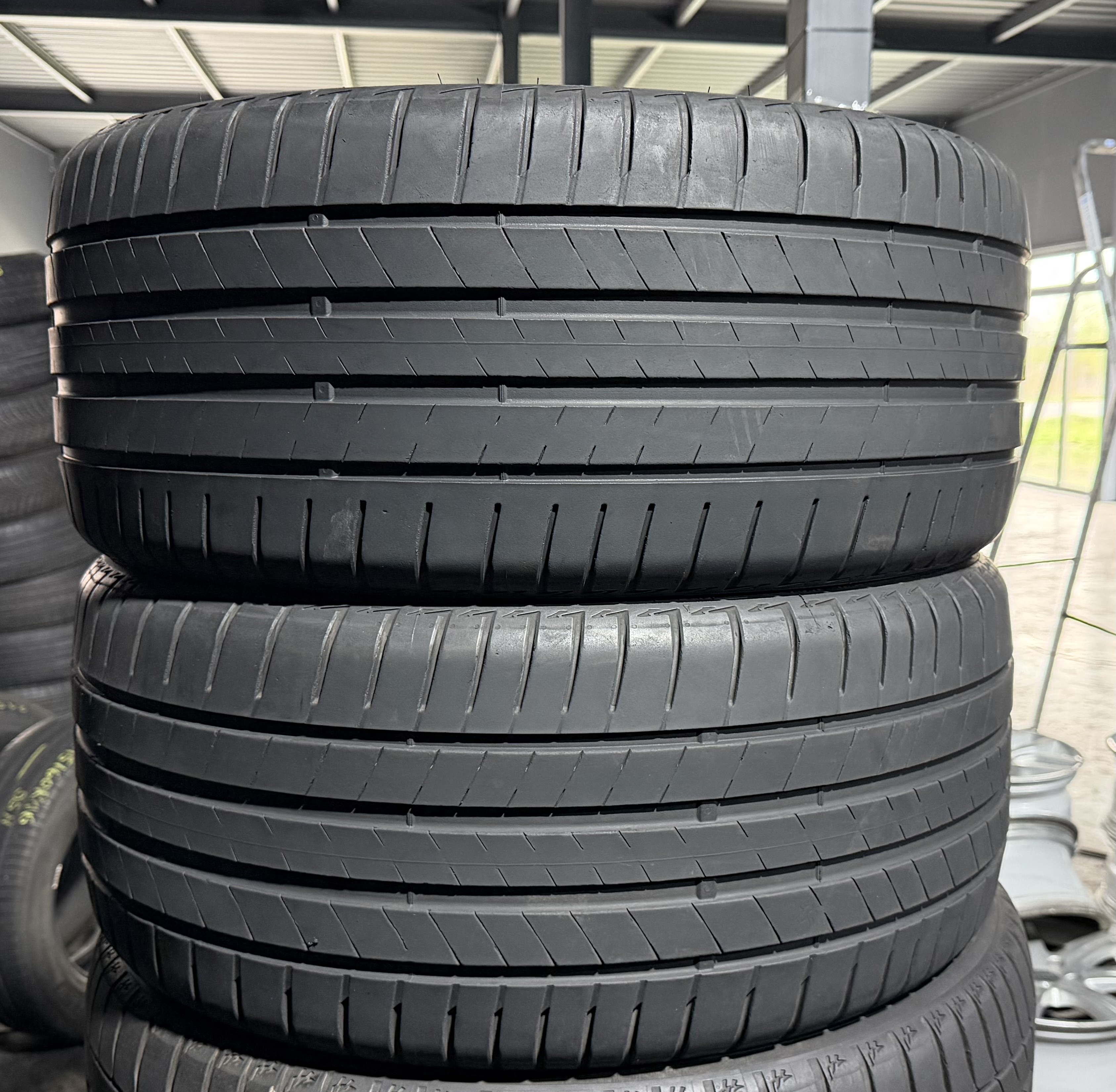 Шини б\у 255/35 R21