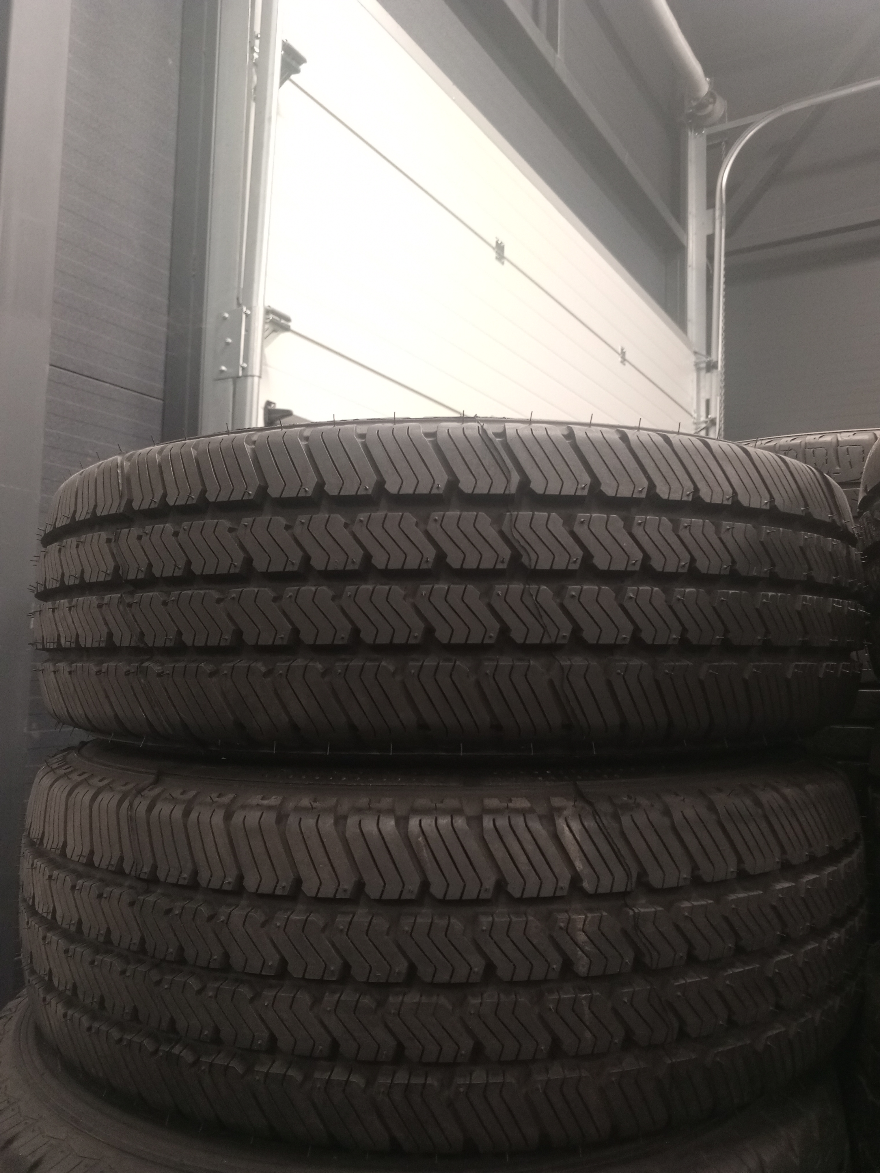 Шини б\у 195/70 R15C