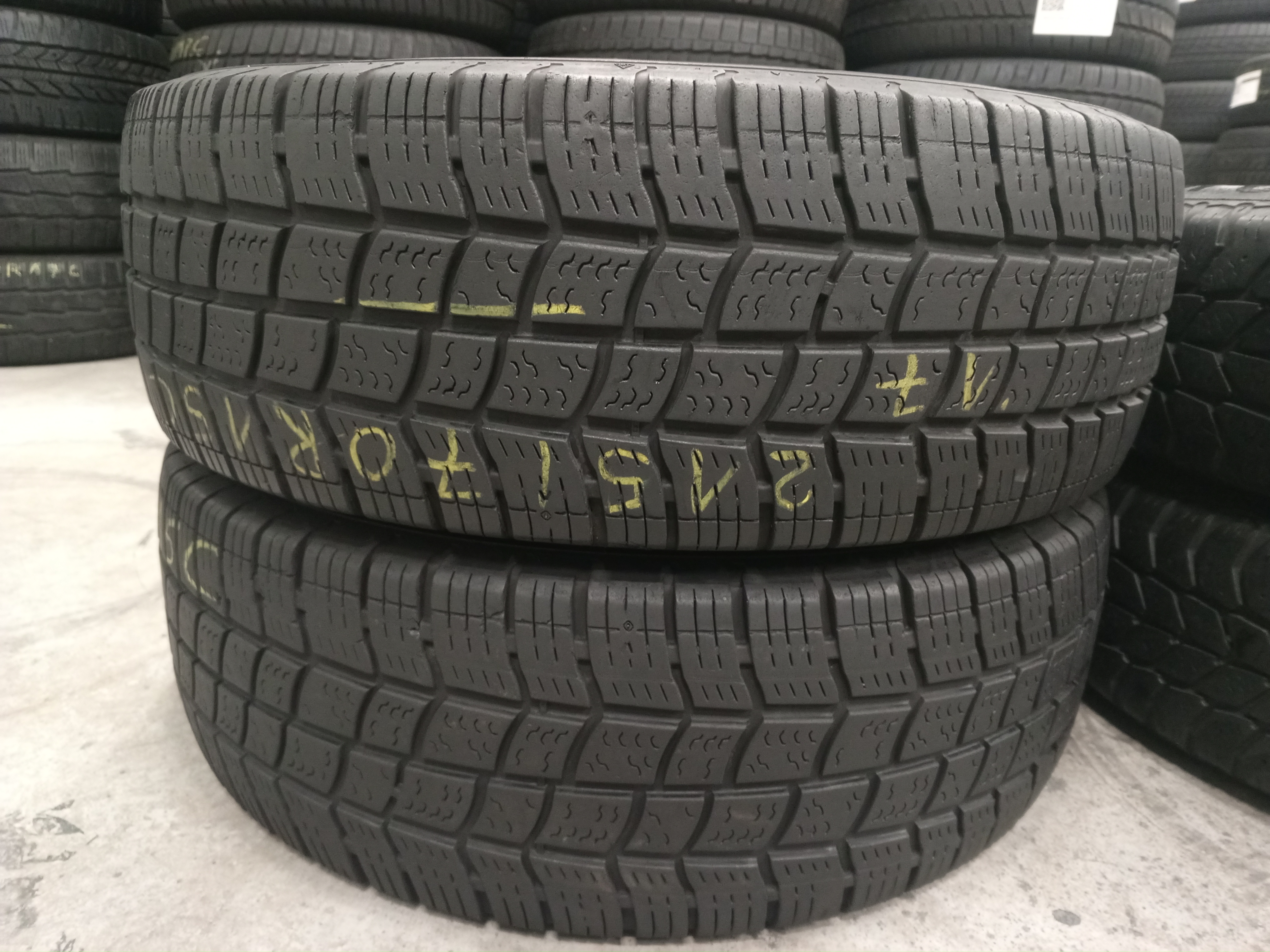 Шини б\у 215/70 R15C