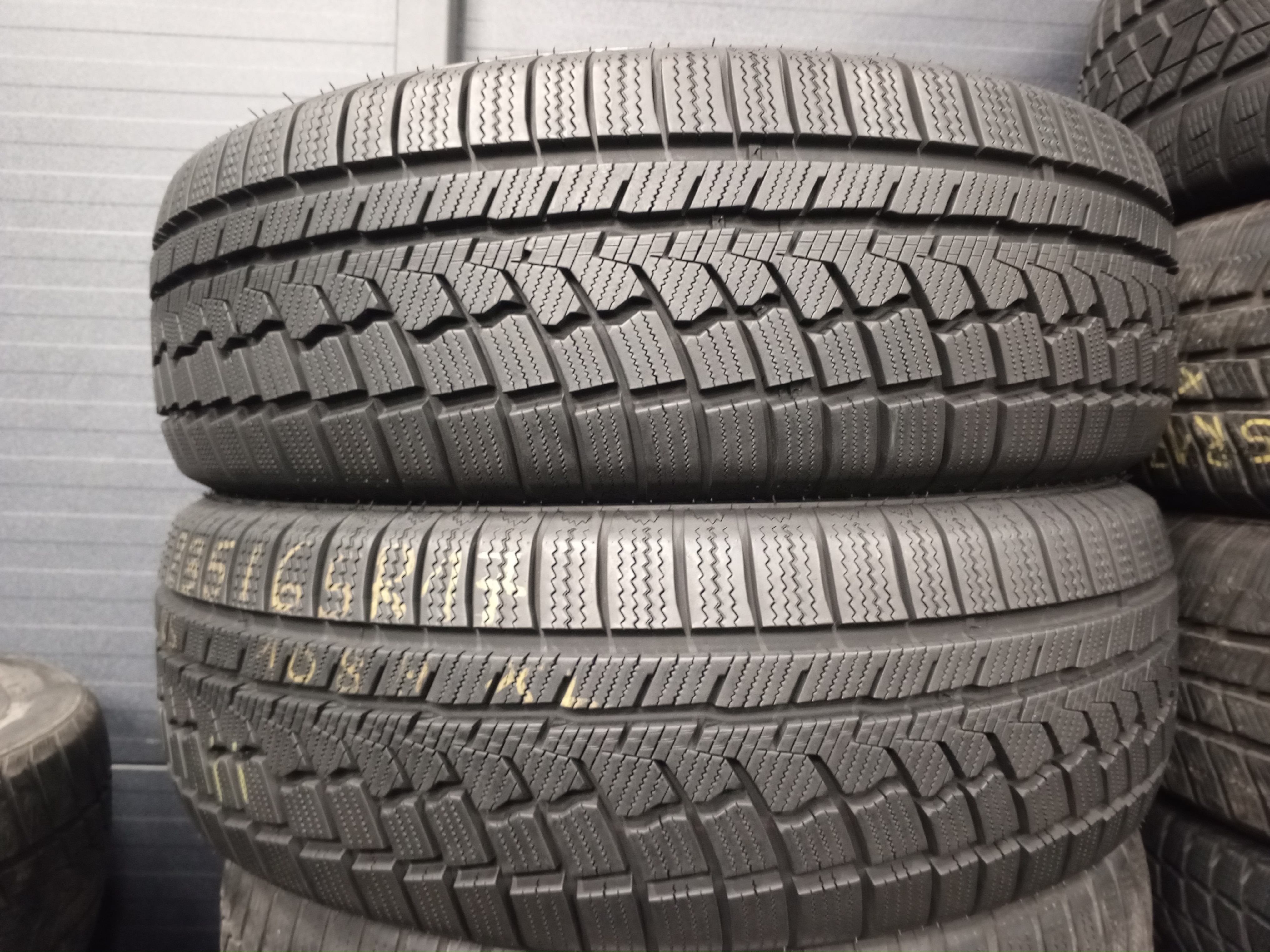 Шини б\у 235/65 R17