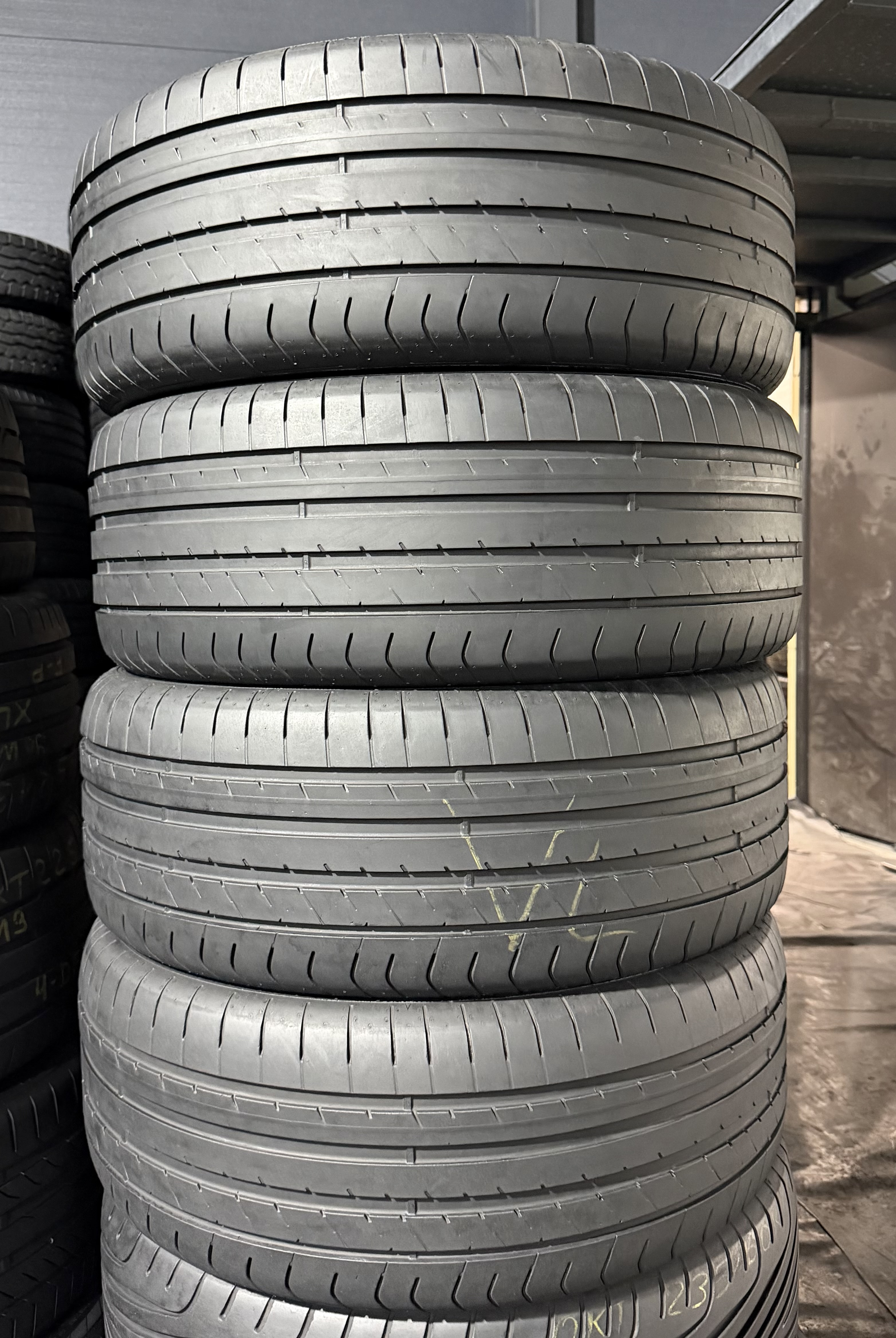 Шини б\у 235/50 R18