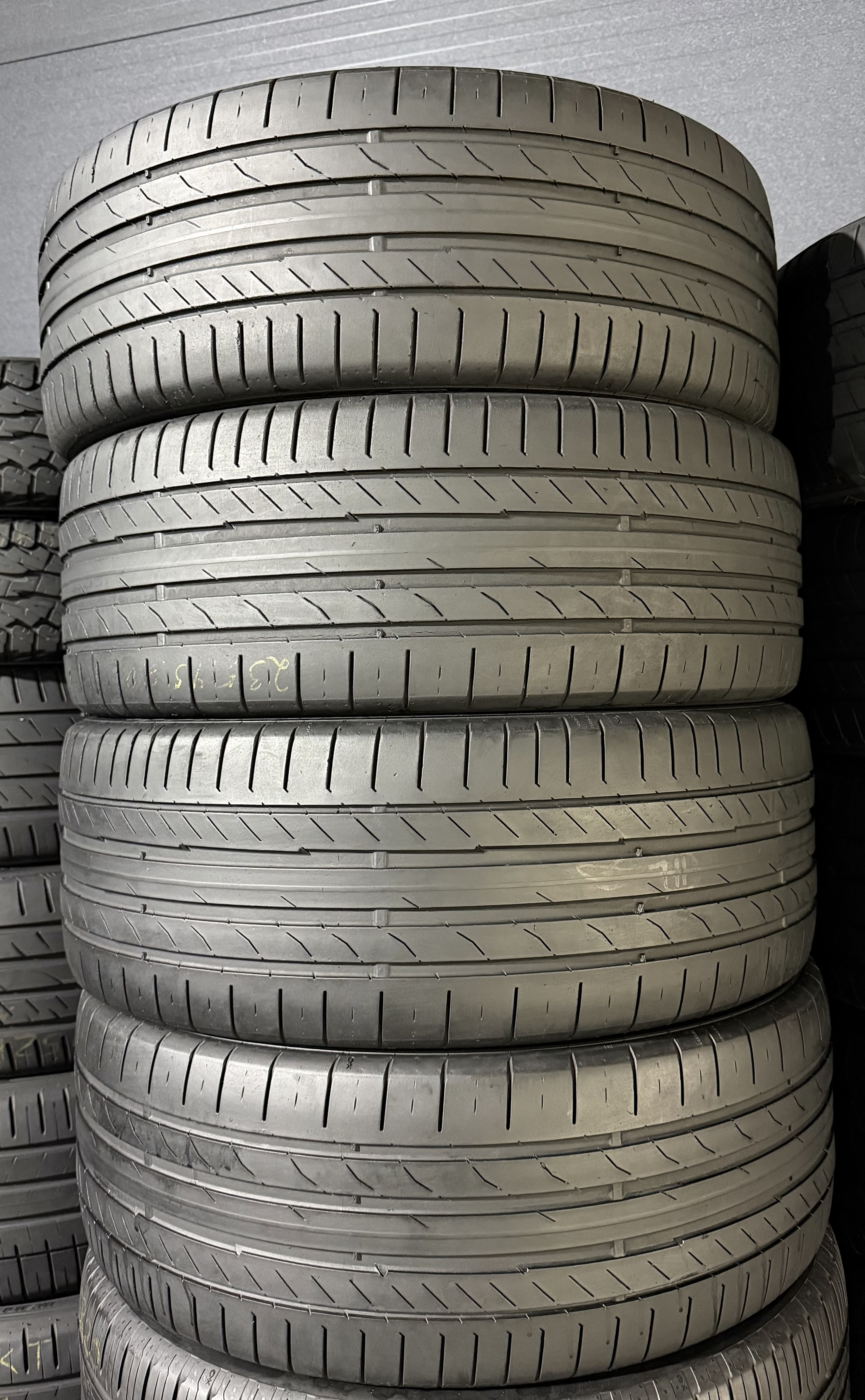 Шини б\у 235/45 R20