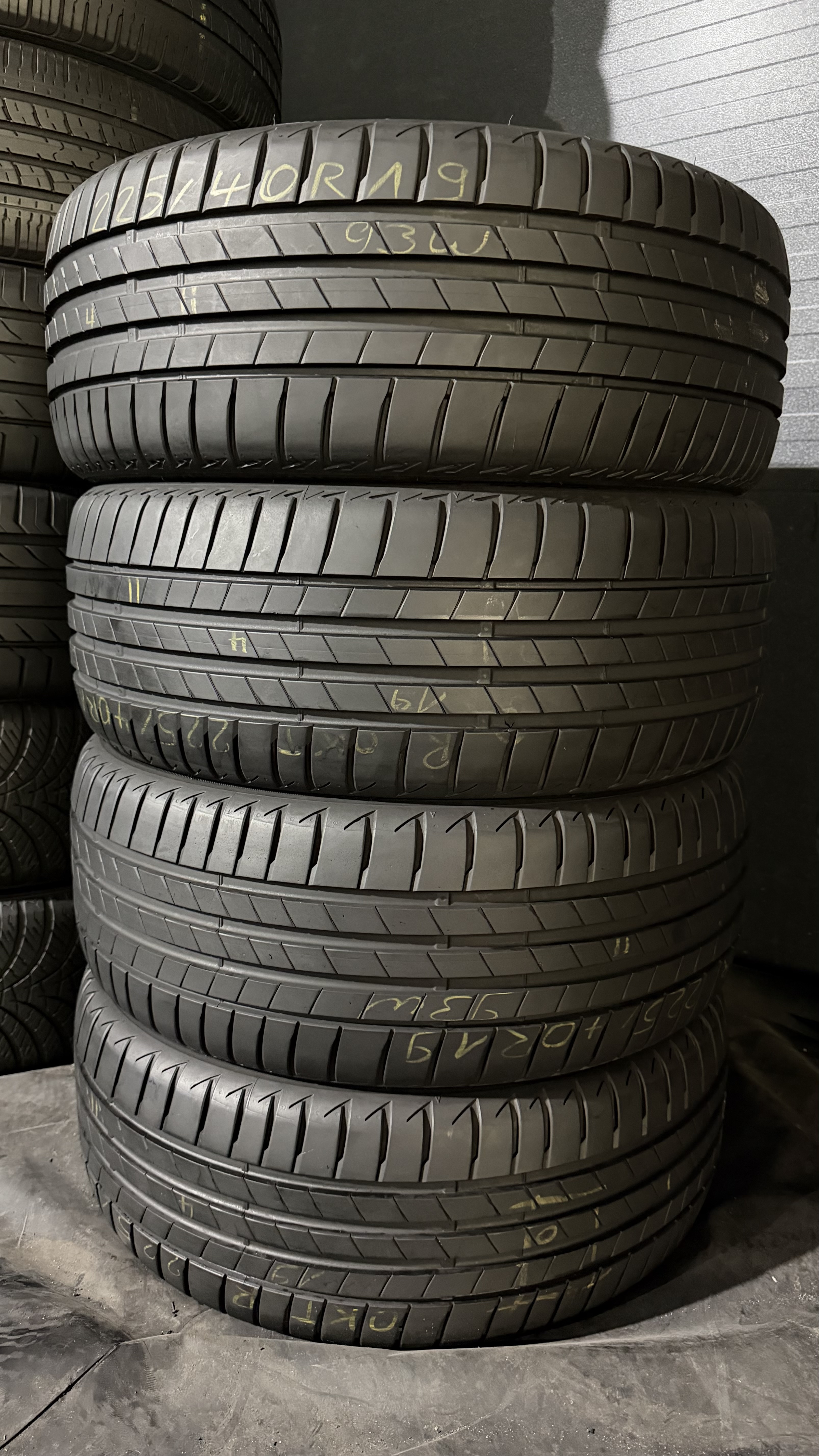 Шини б\у 225/40 R19