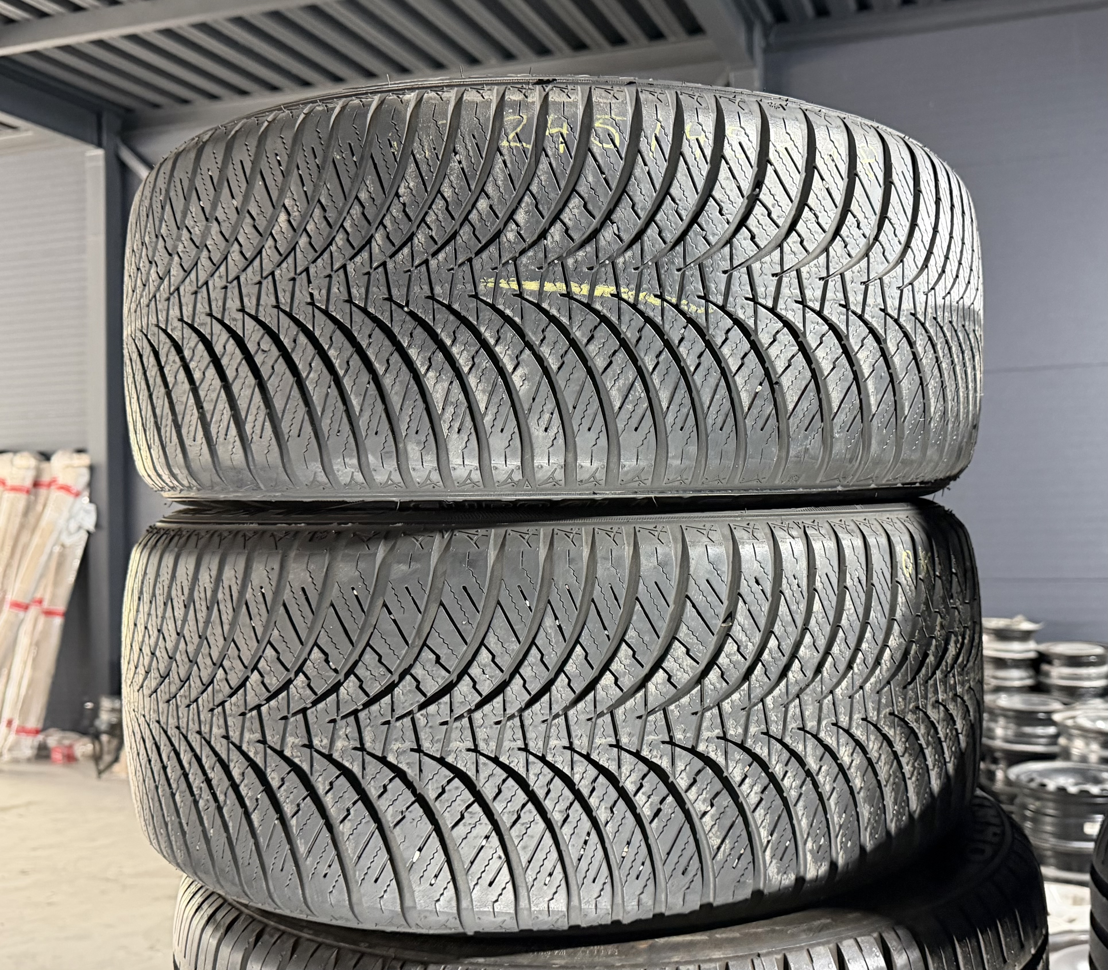 Шини б\у 245/45 R18