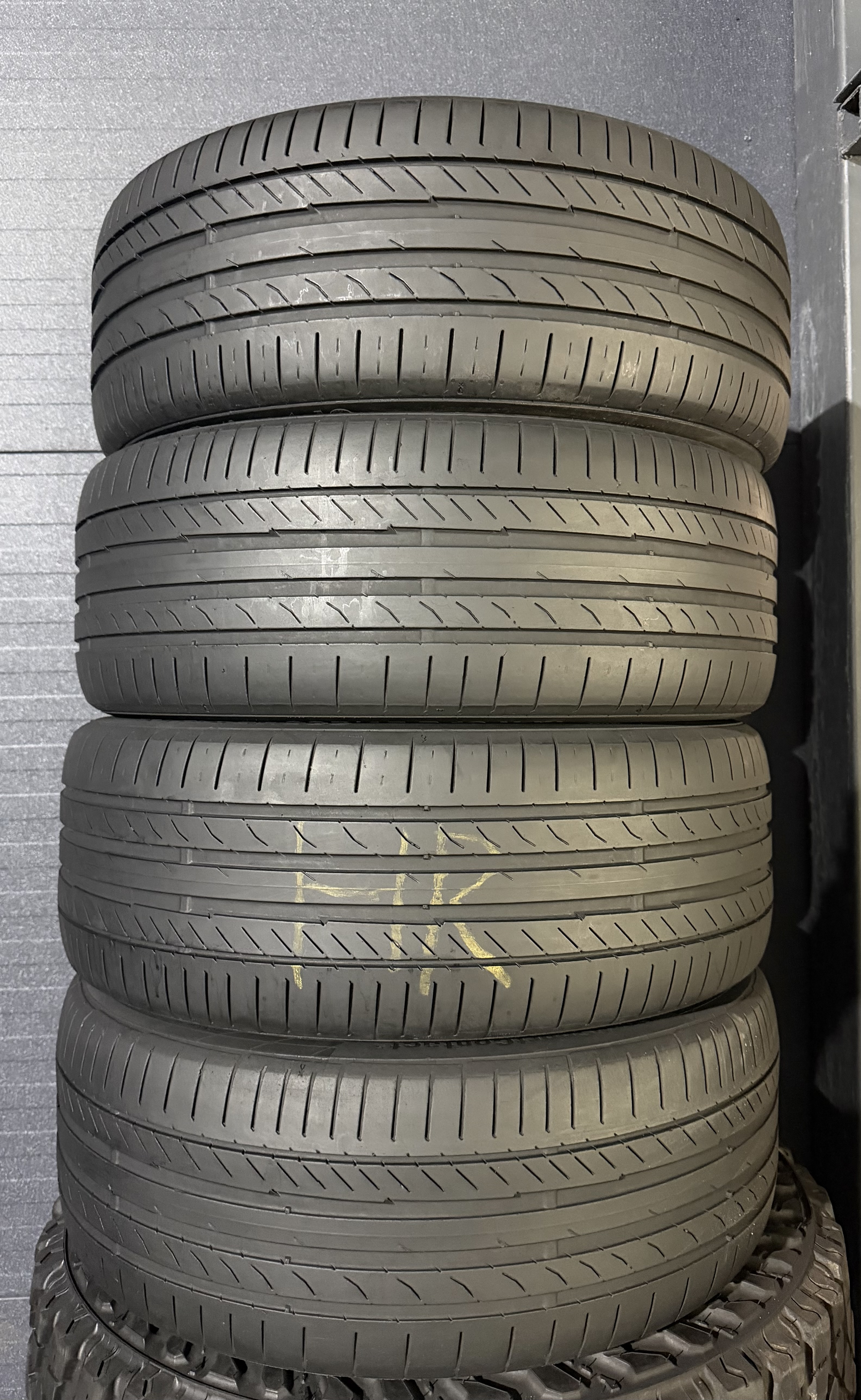 Шини б\у 235/45 R19