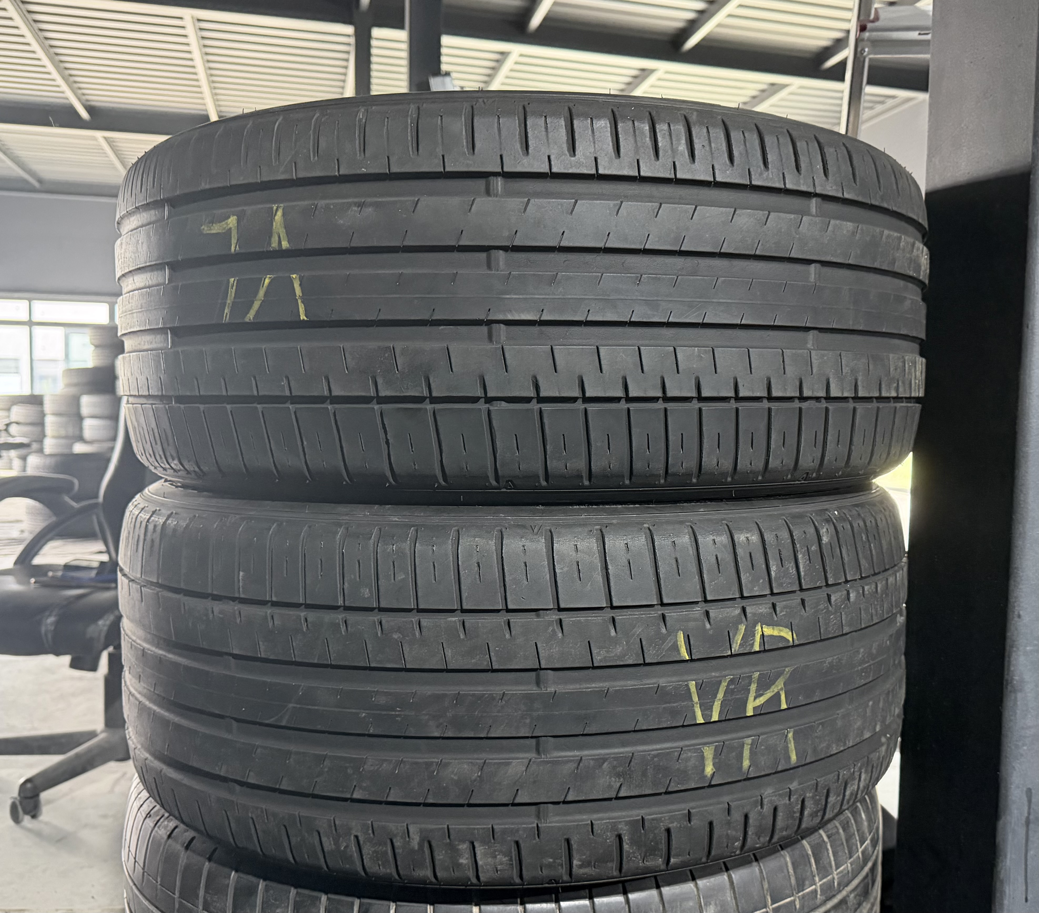 Шини б\у 255/40 R20
