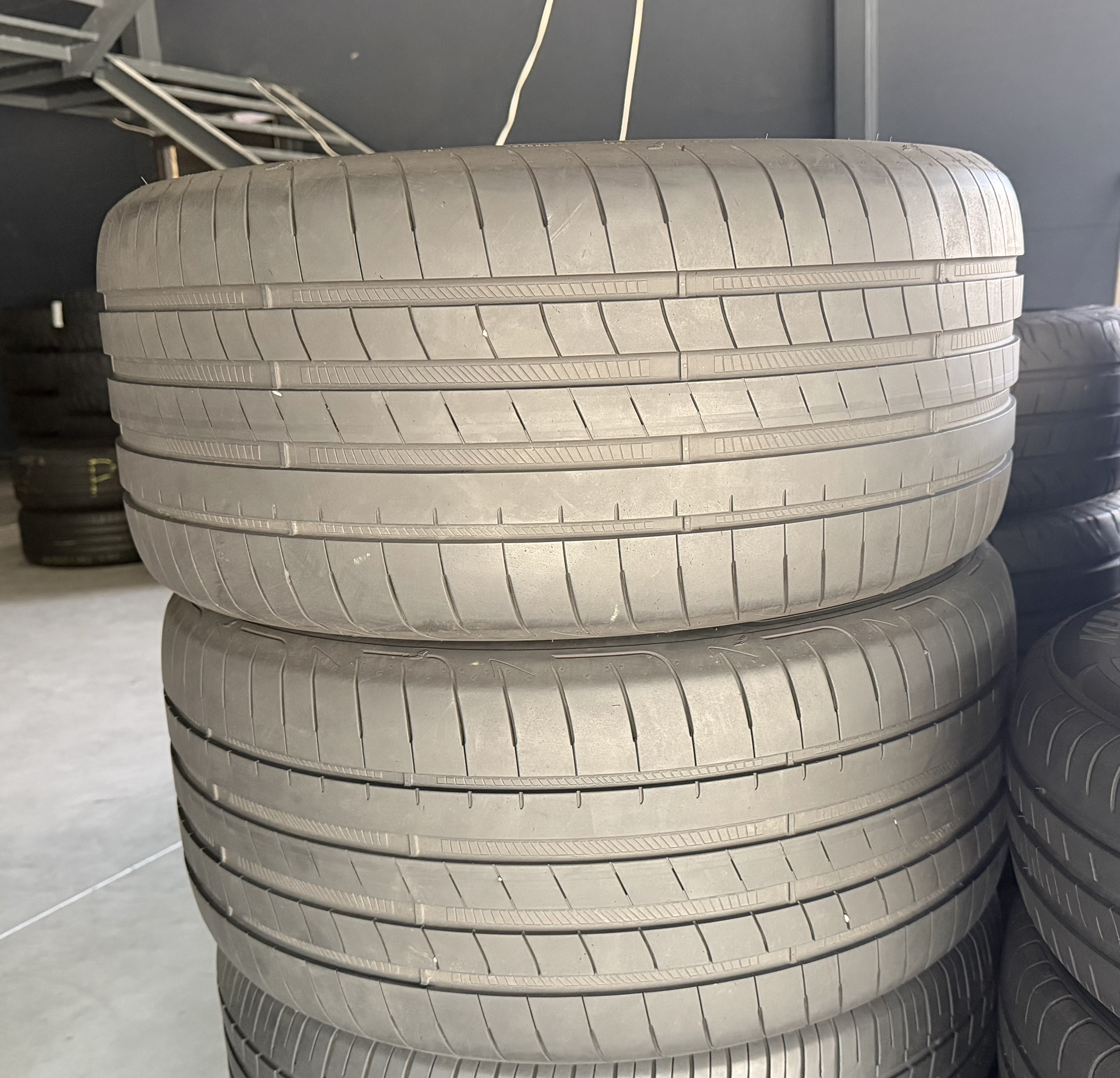 Шини б\у 275/40 R18