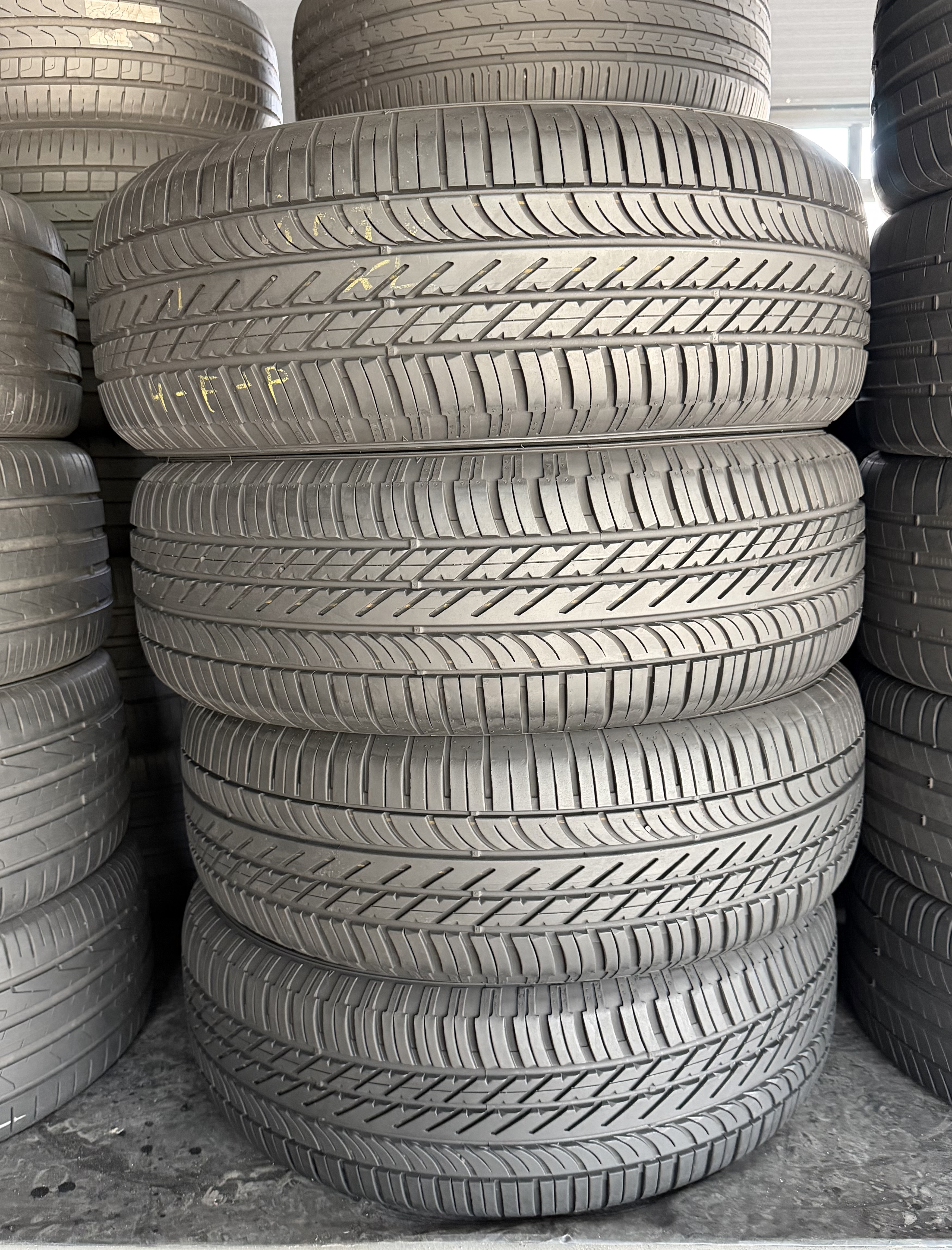 Шини б\у 235/60 R18