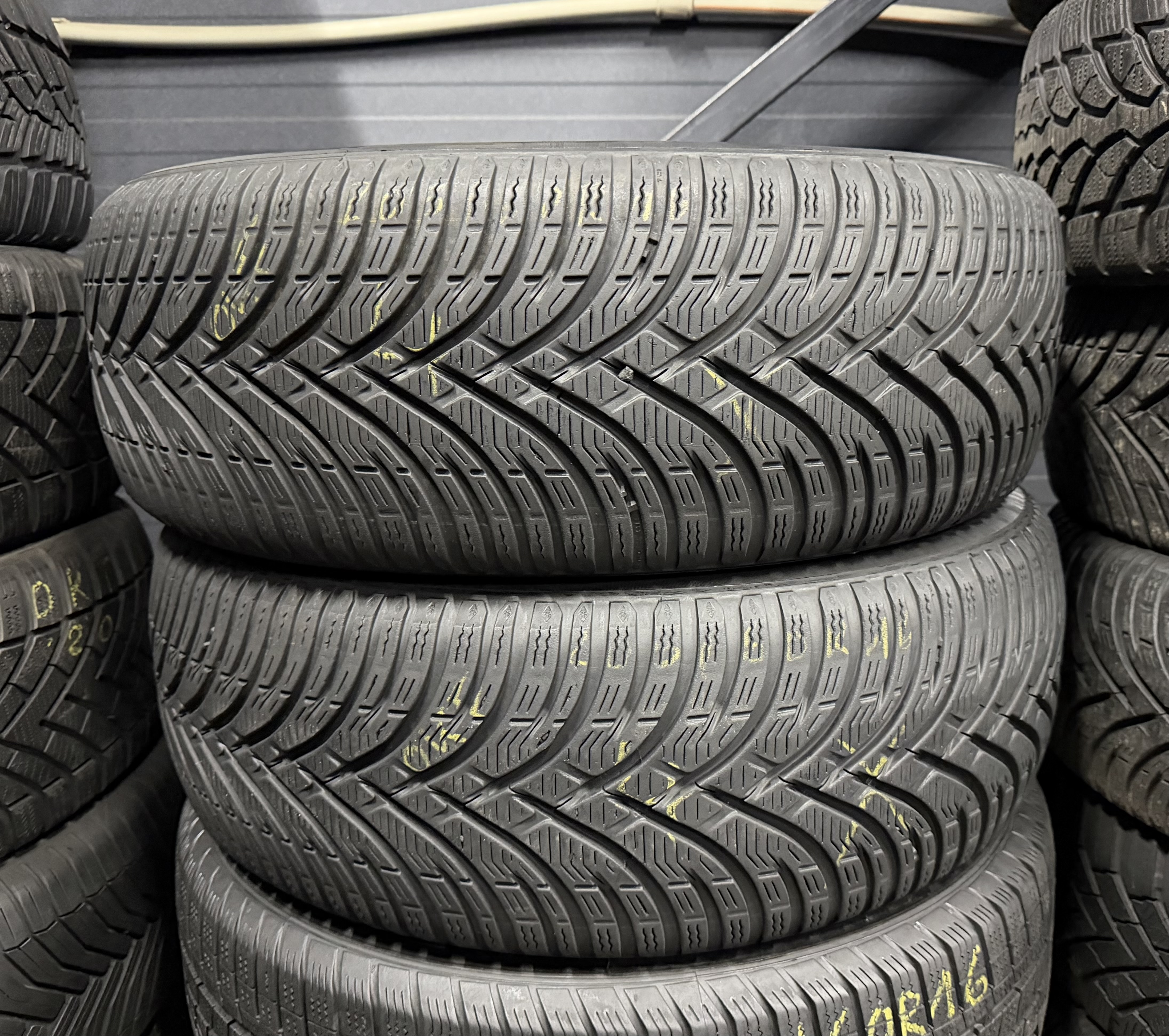 Шини б\у 205/60 R16