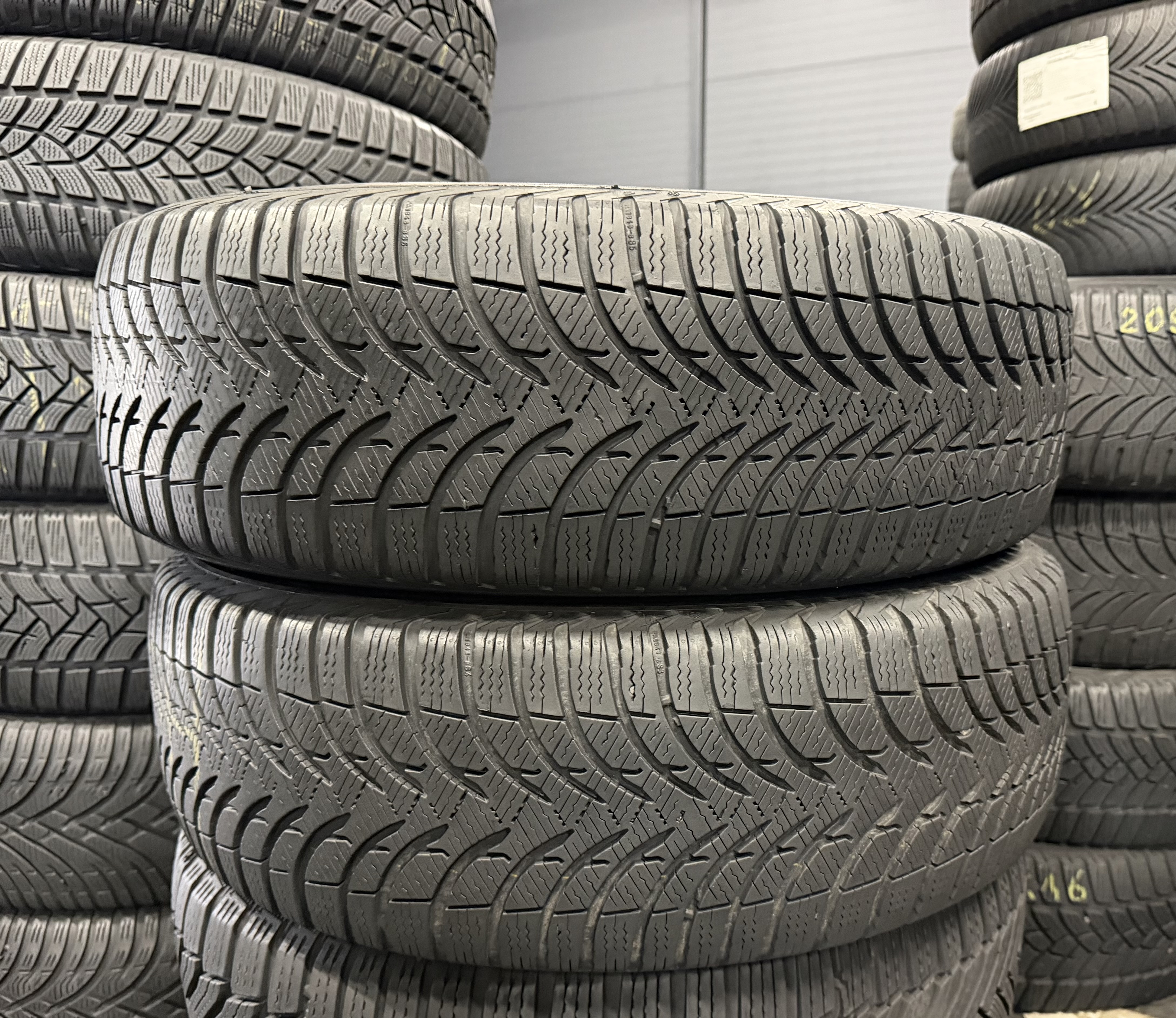 Шини б\у 215/65 R16