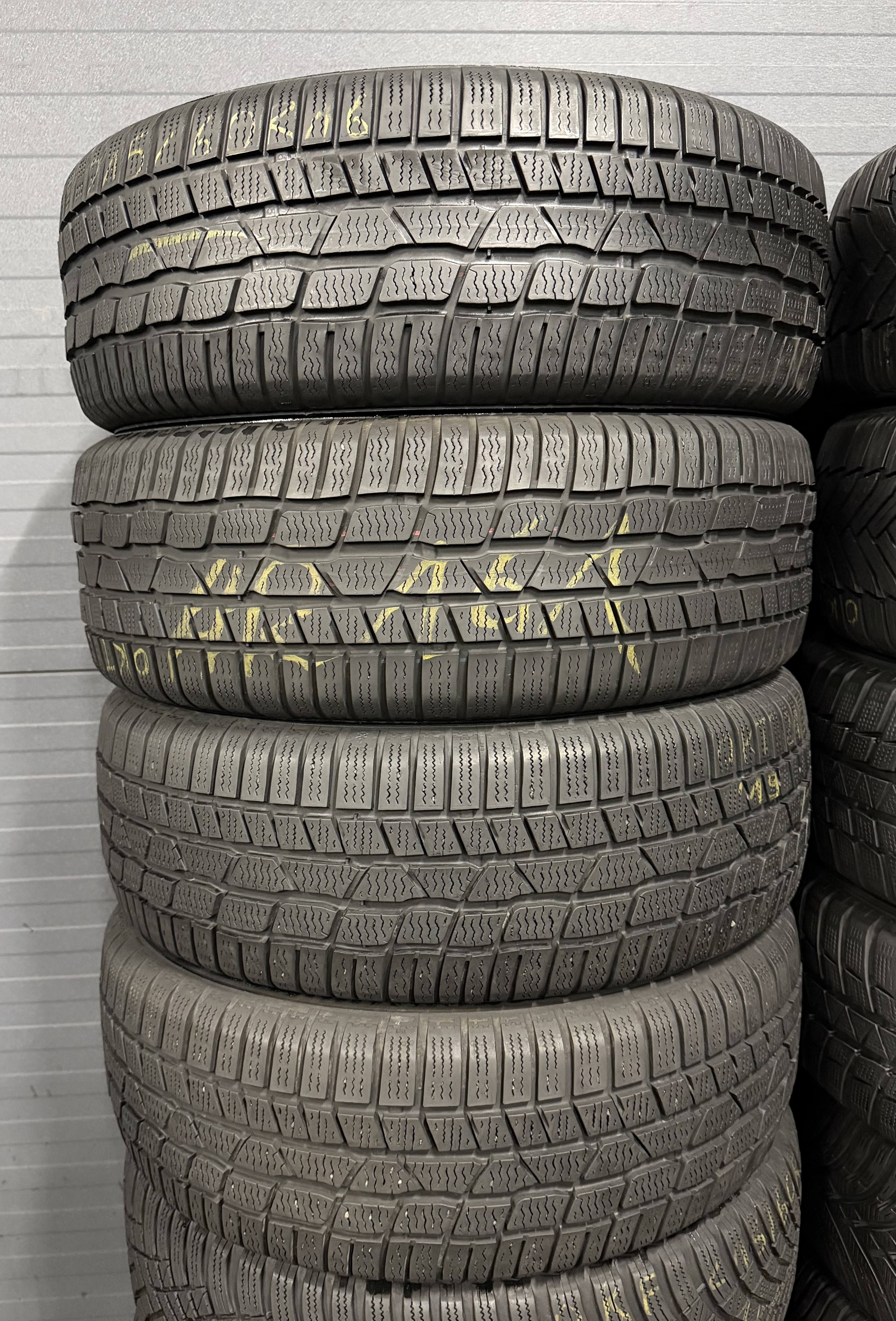Шини б\у 215/60 R16