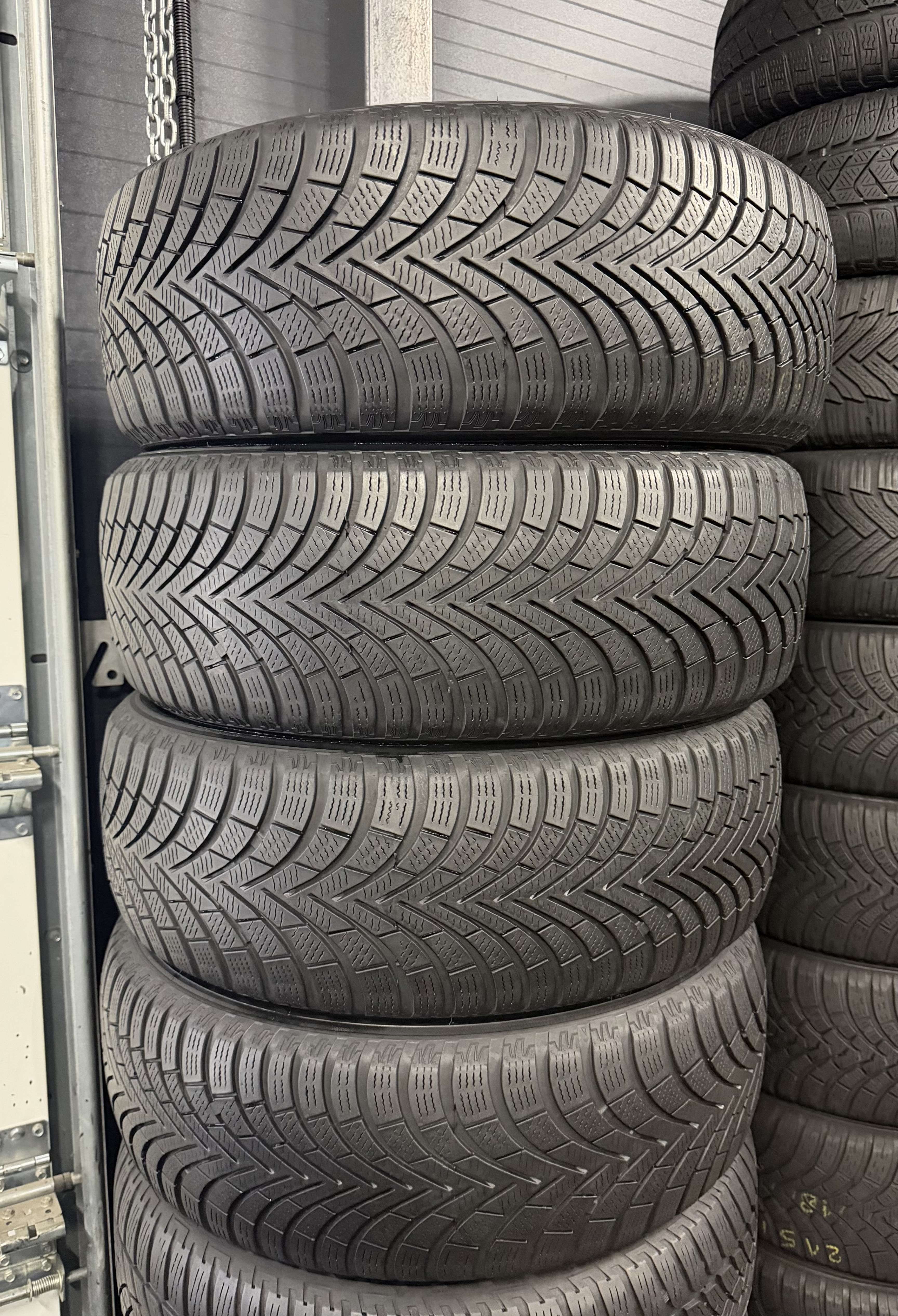 Шини б\у 215/60 R16