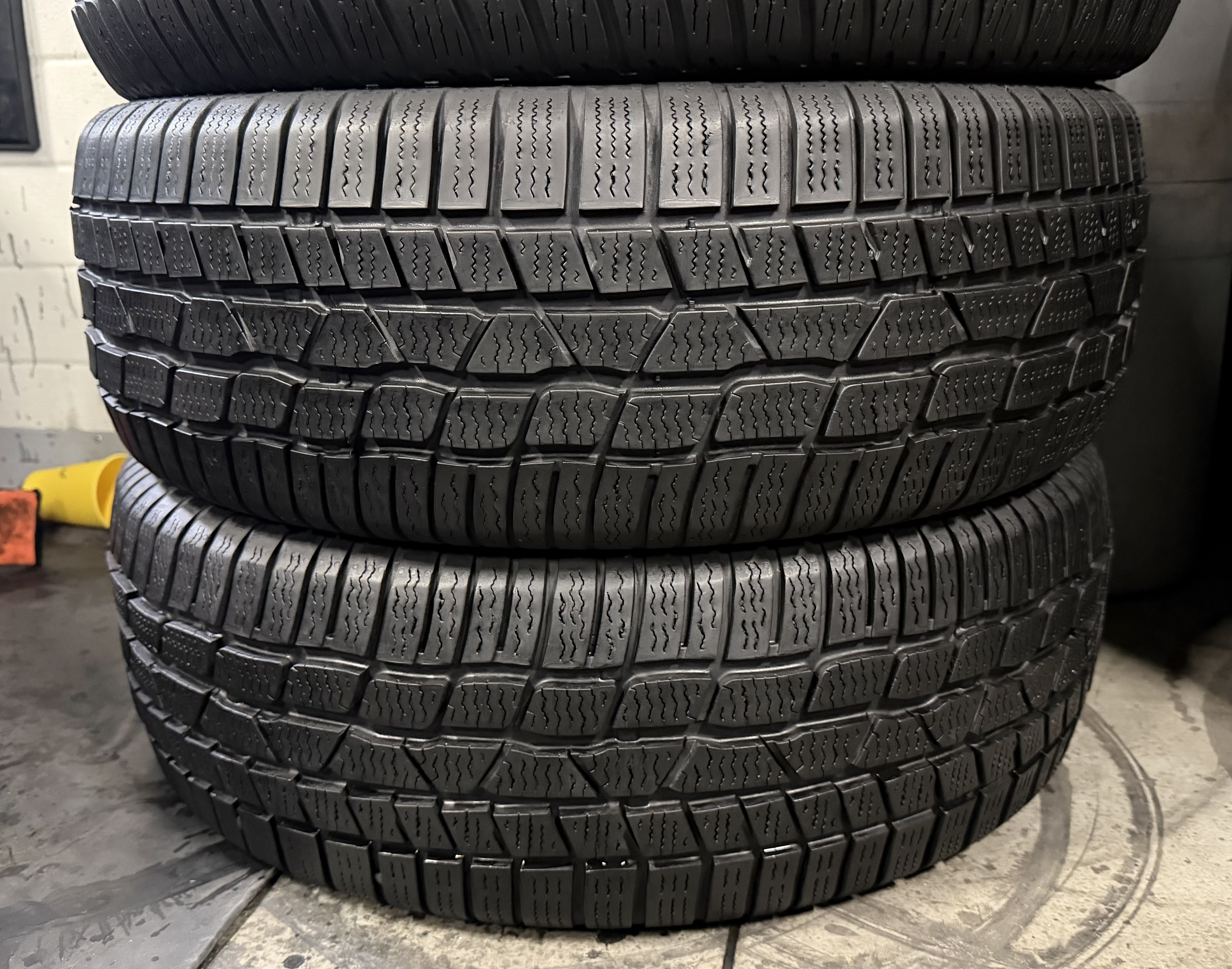 Шини б\у 215/60 R16