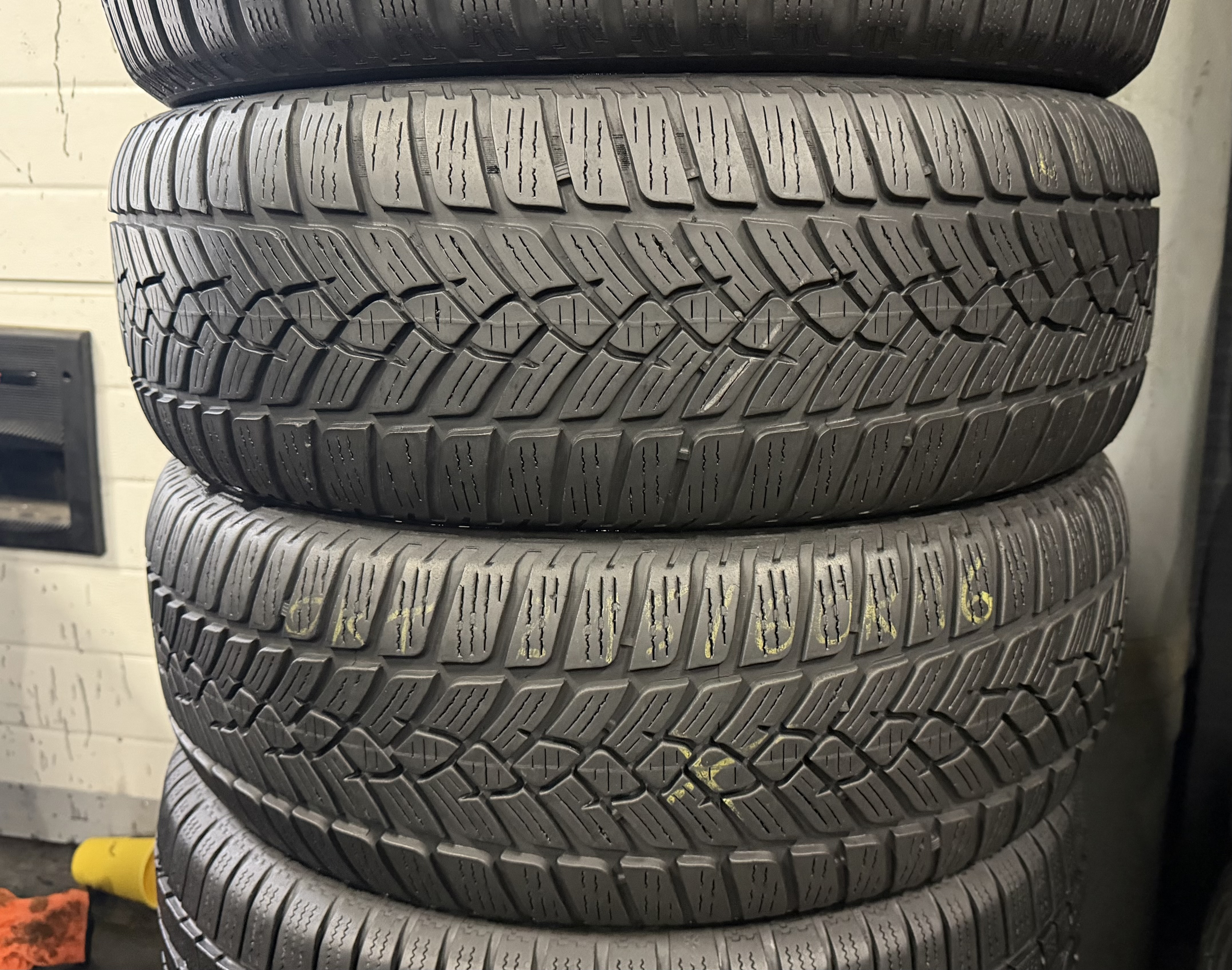 Шини б\у 215/60 R16