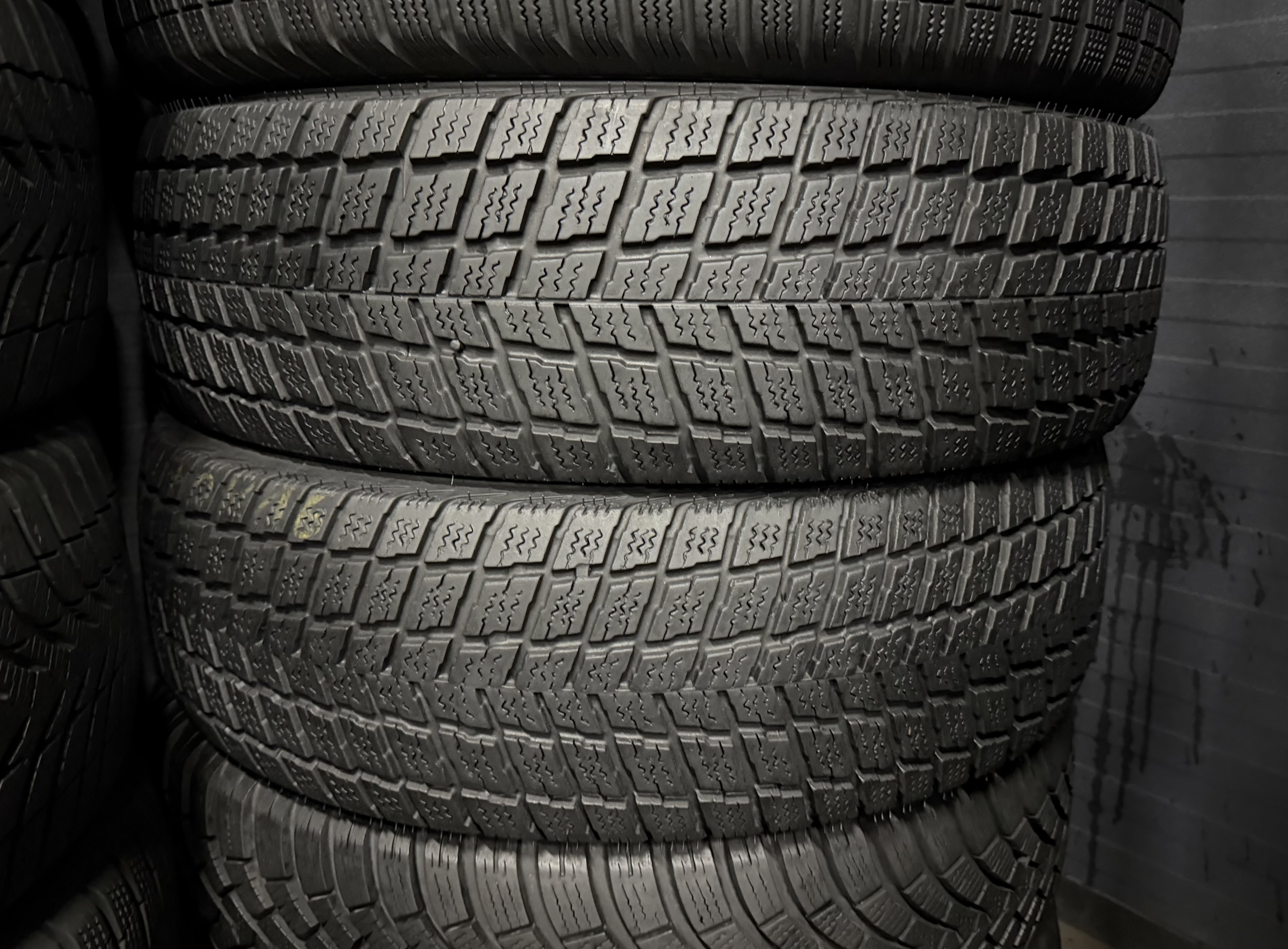 Шини б\у 215/70 R16