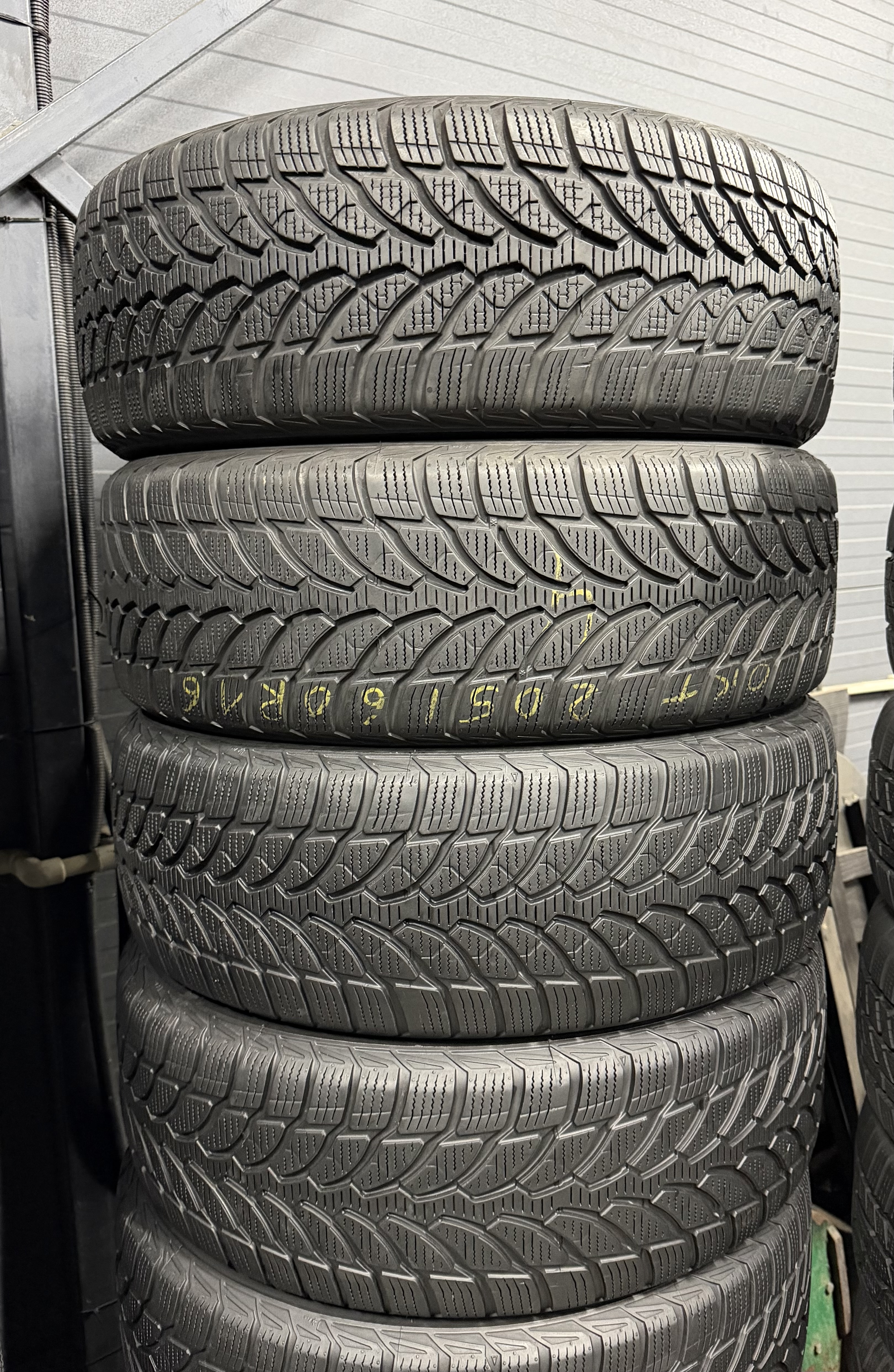 Шини б\у 205/60 R16