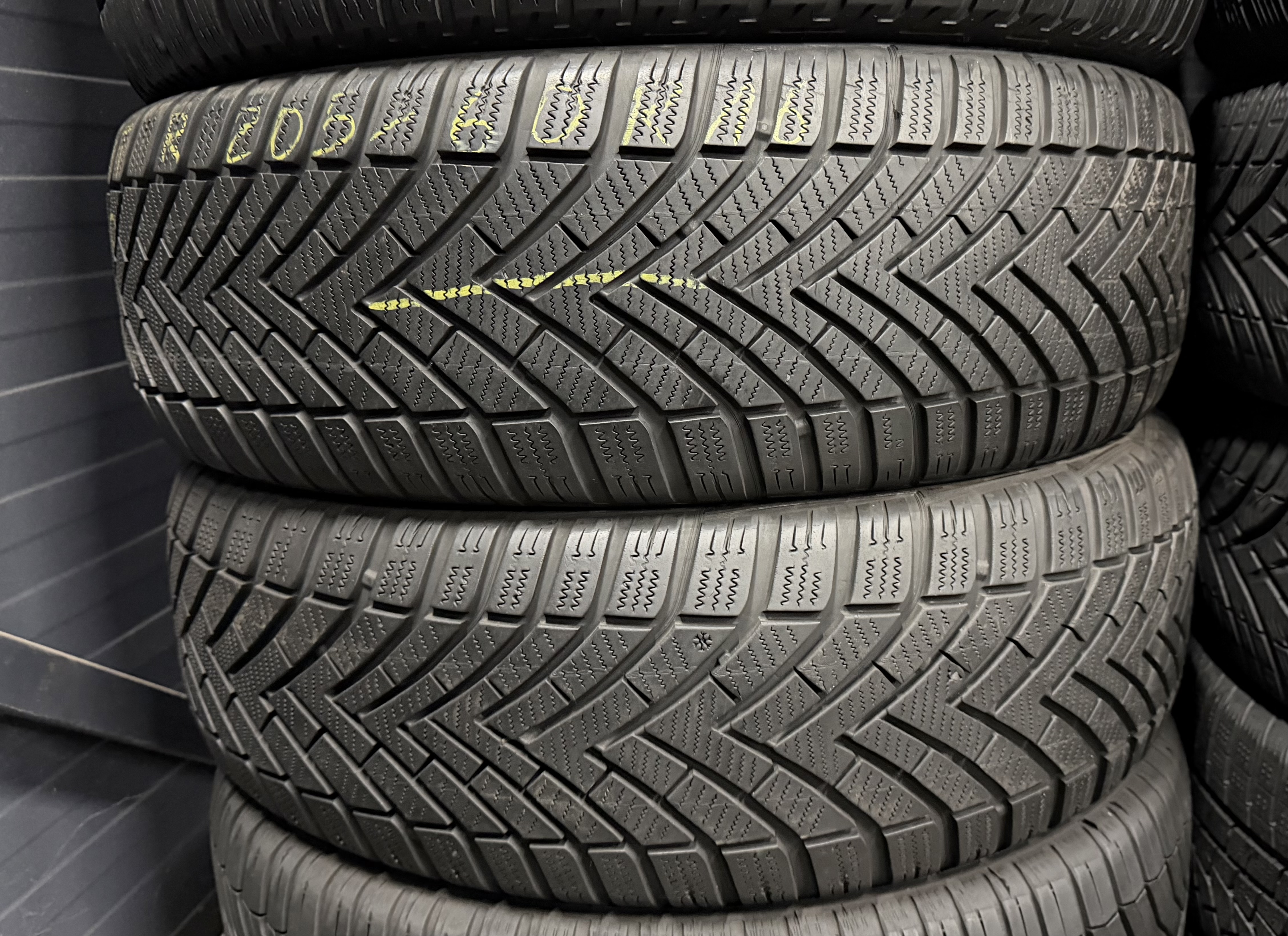 Шини б\у 205/60 R16