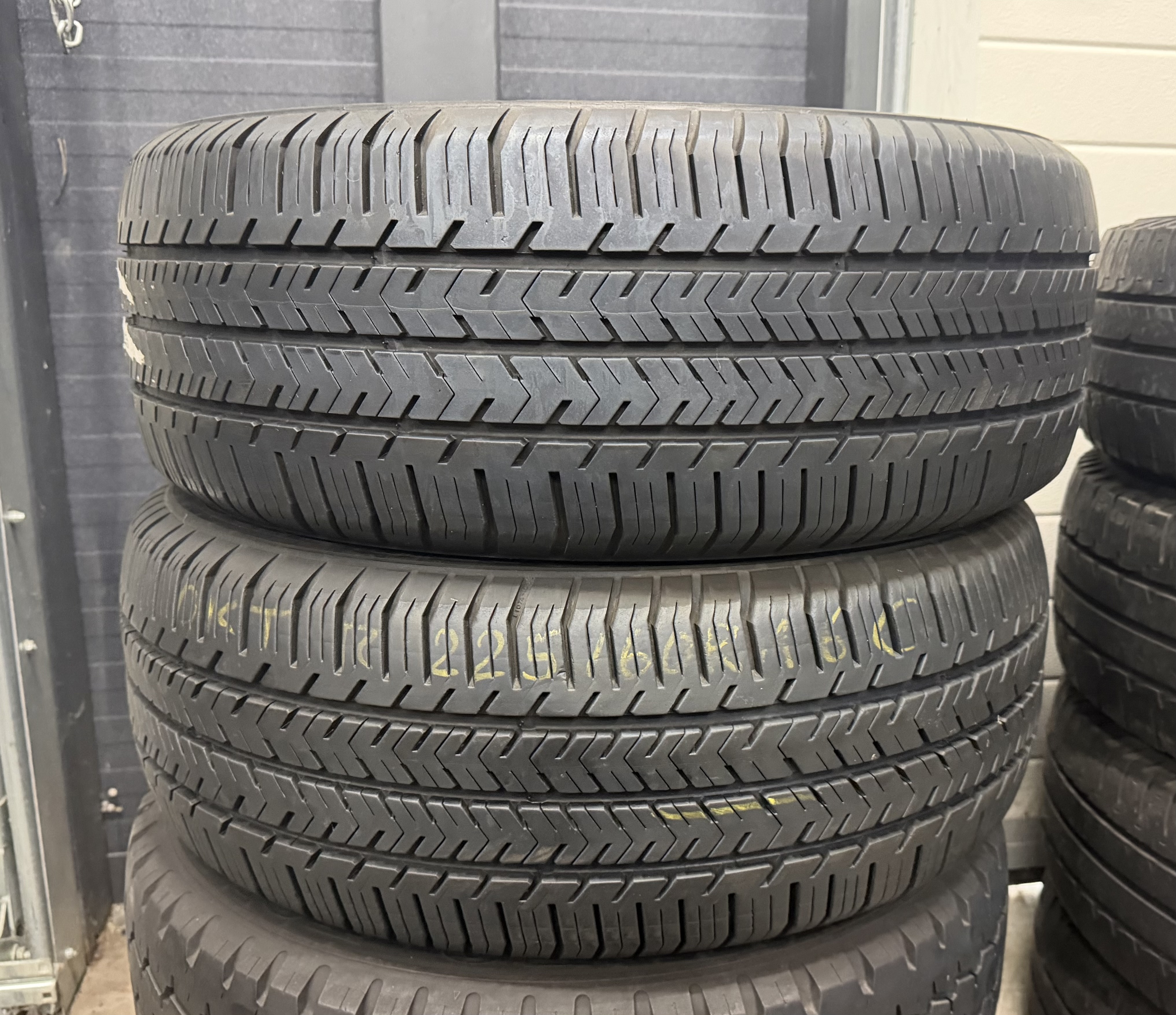 Шини б\у 225/60 R16C