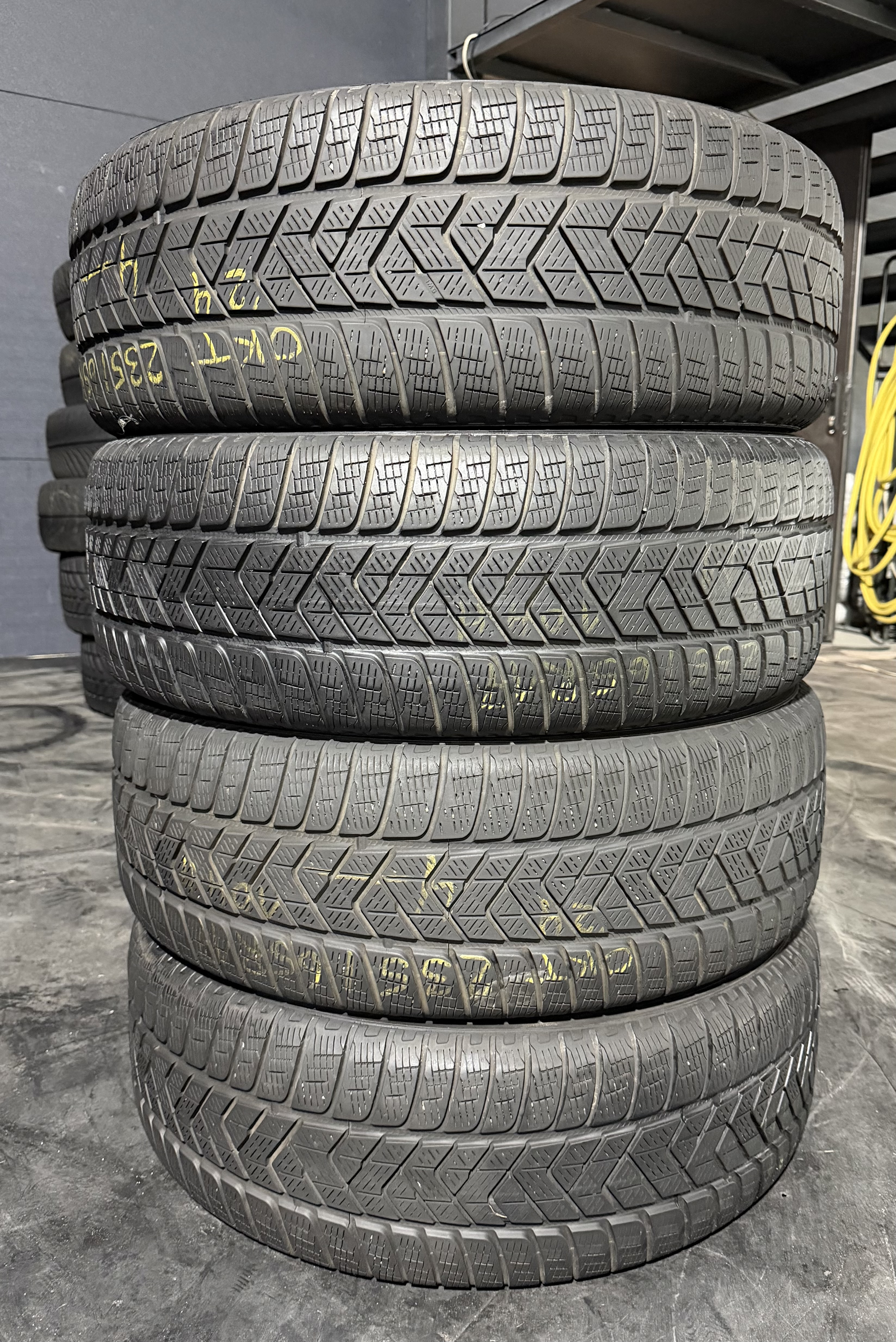 Шини б\у 235/65 R17