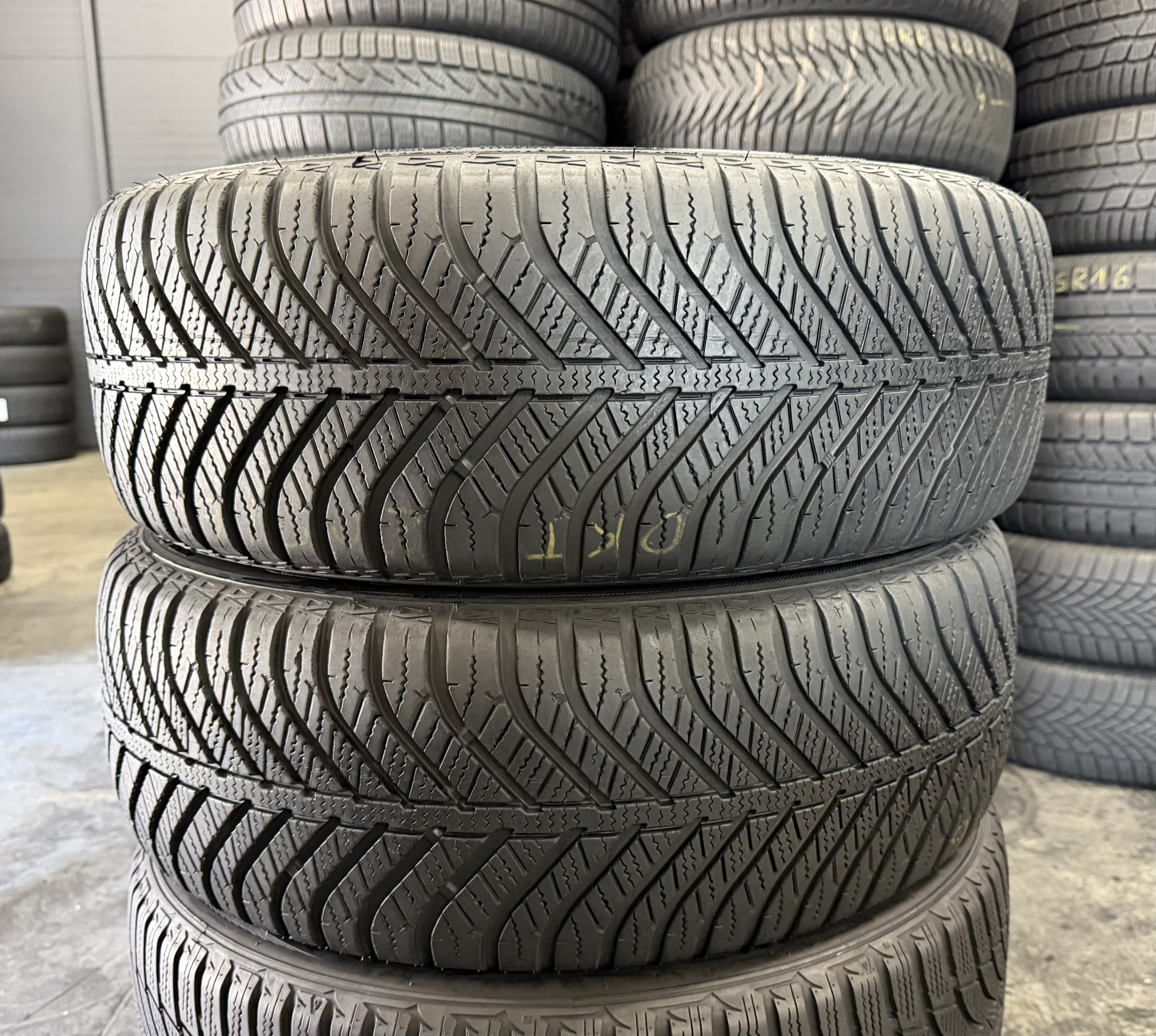 Шини б\у 205/60 R16