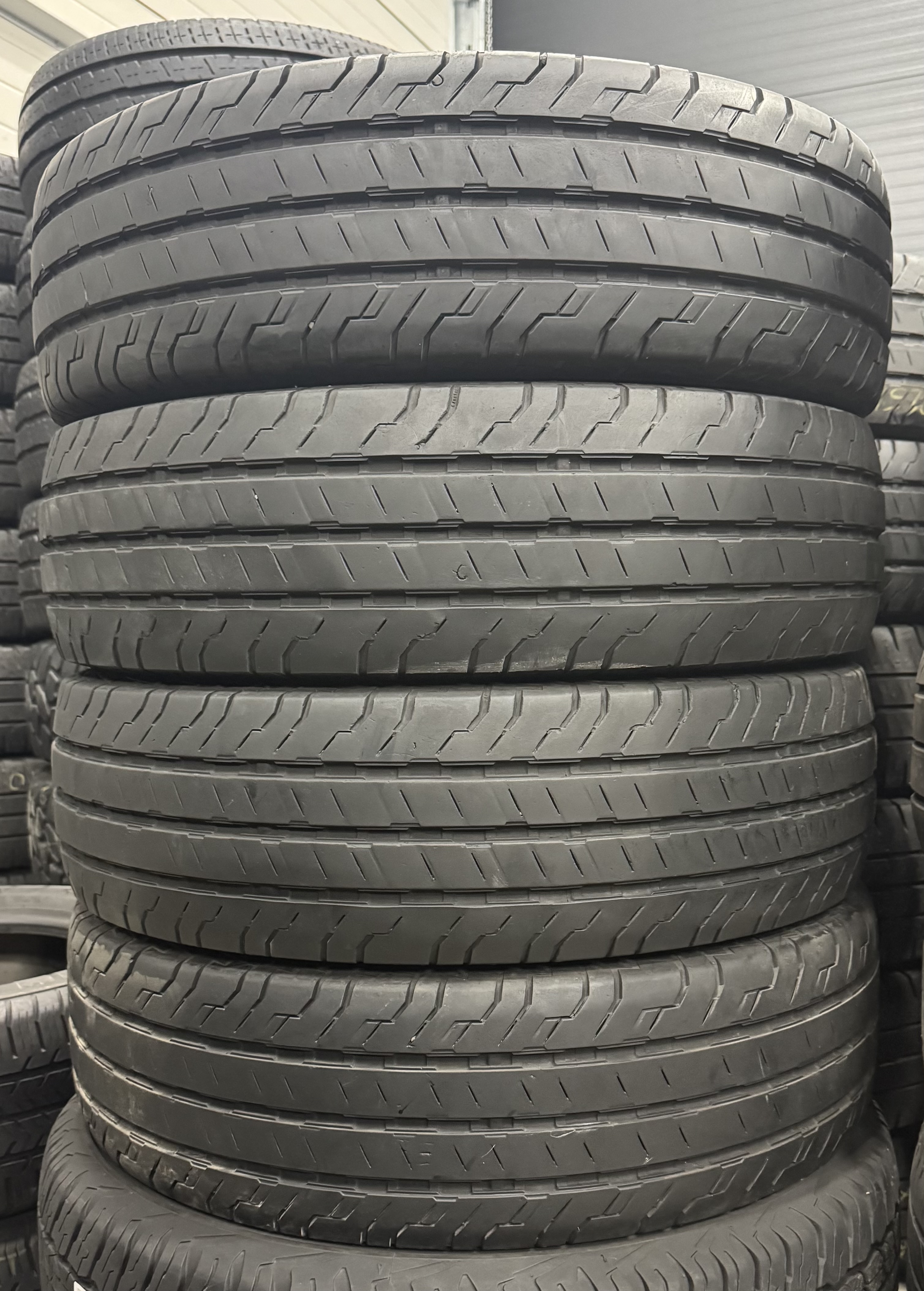 Шини б\у 205/70 R17C