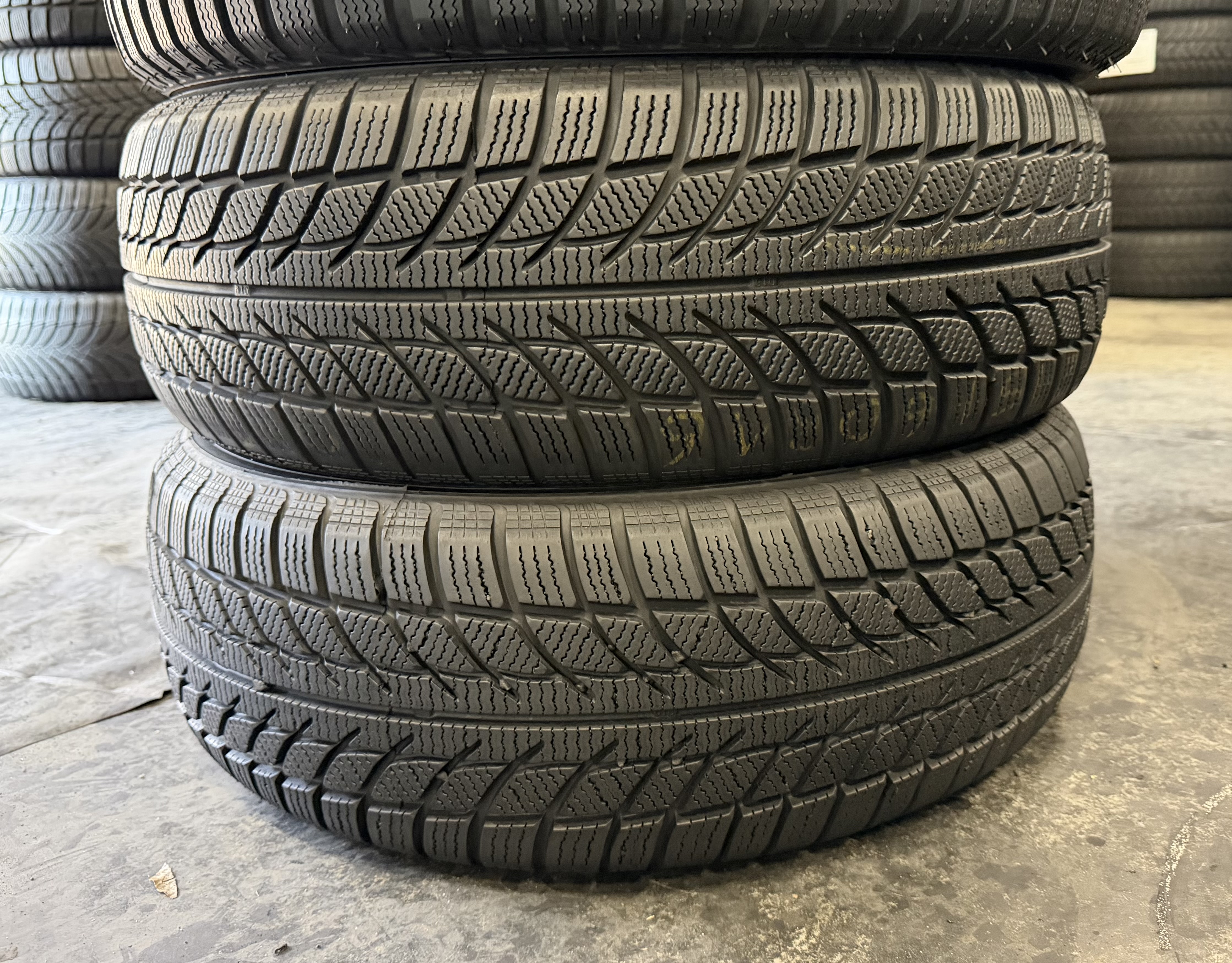 Шини б\у 215/60 R16