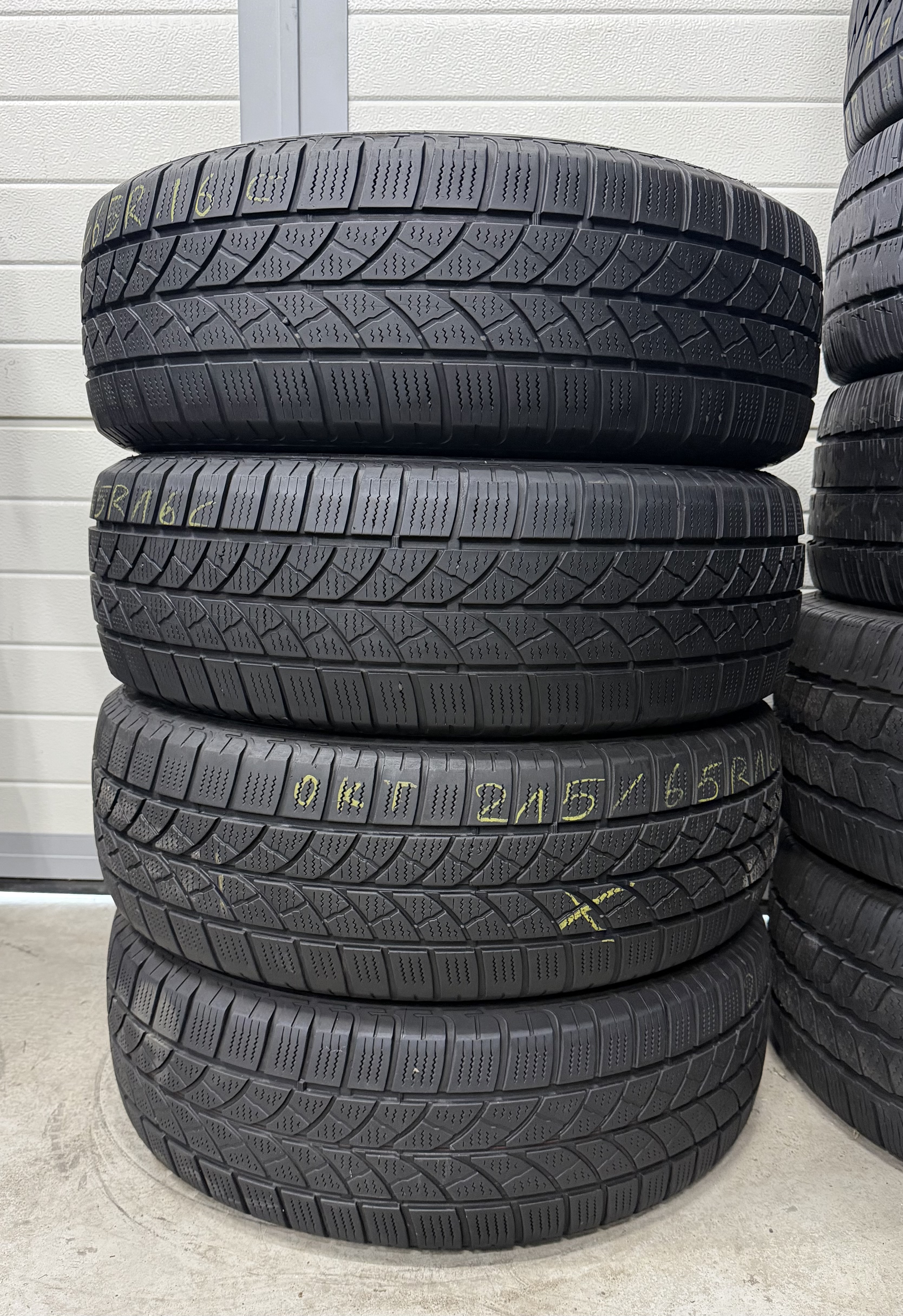 Шини б\у 215/65 R16C