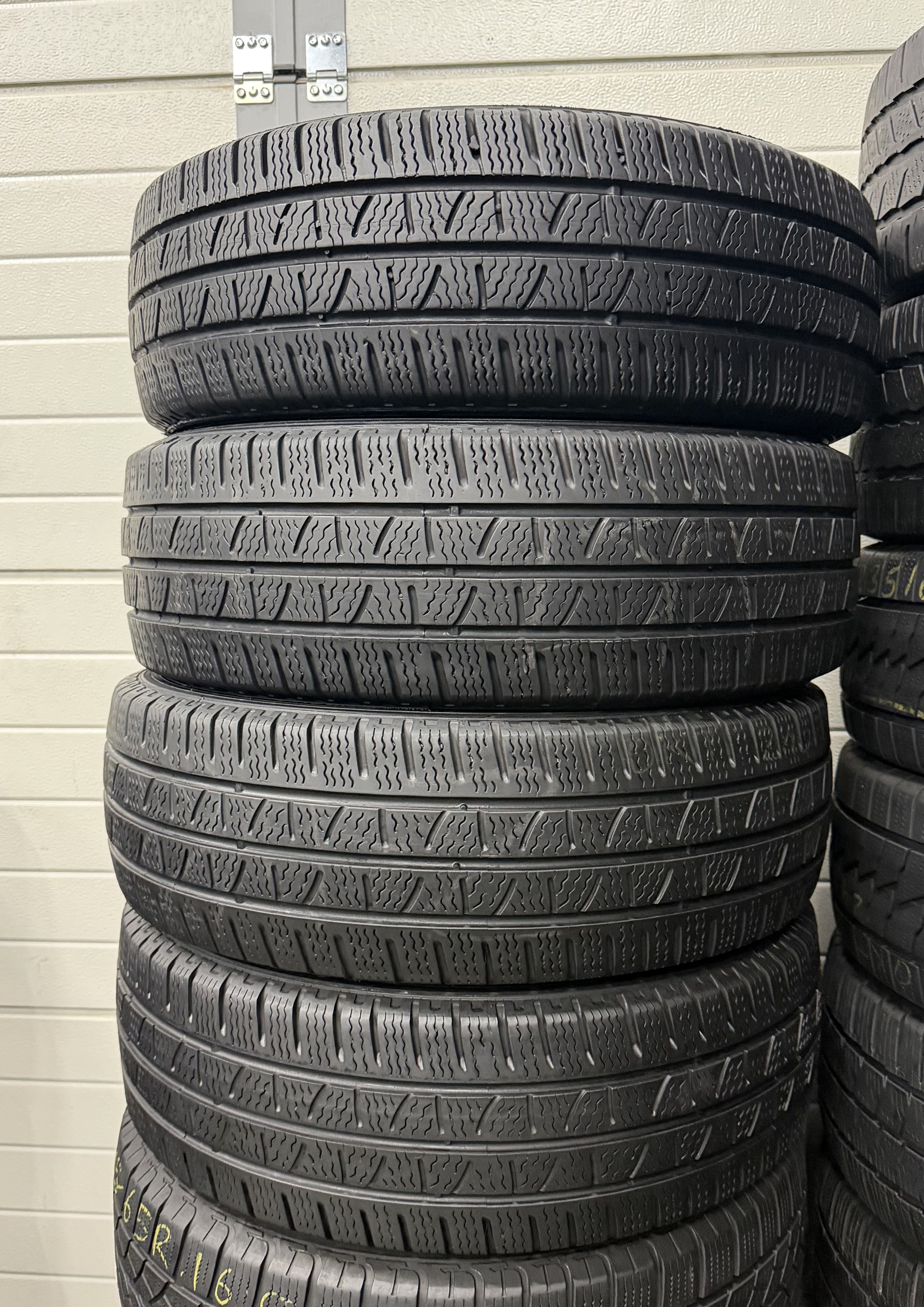 Шини б\у 215/65 R16C