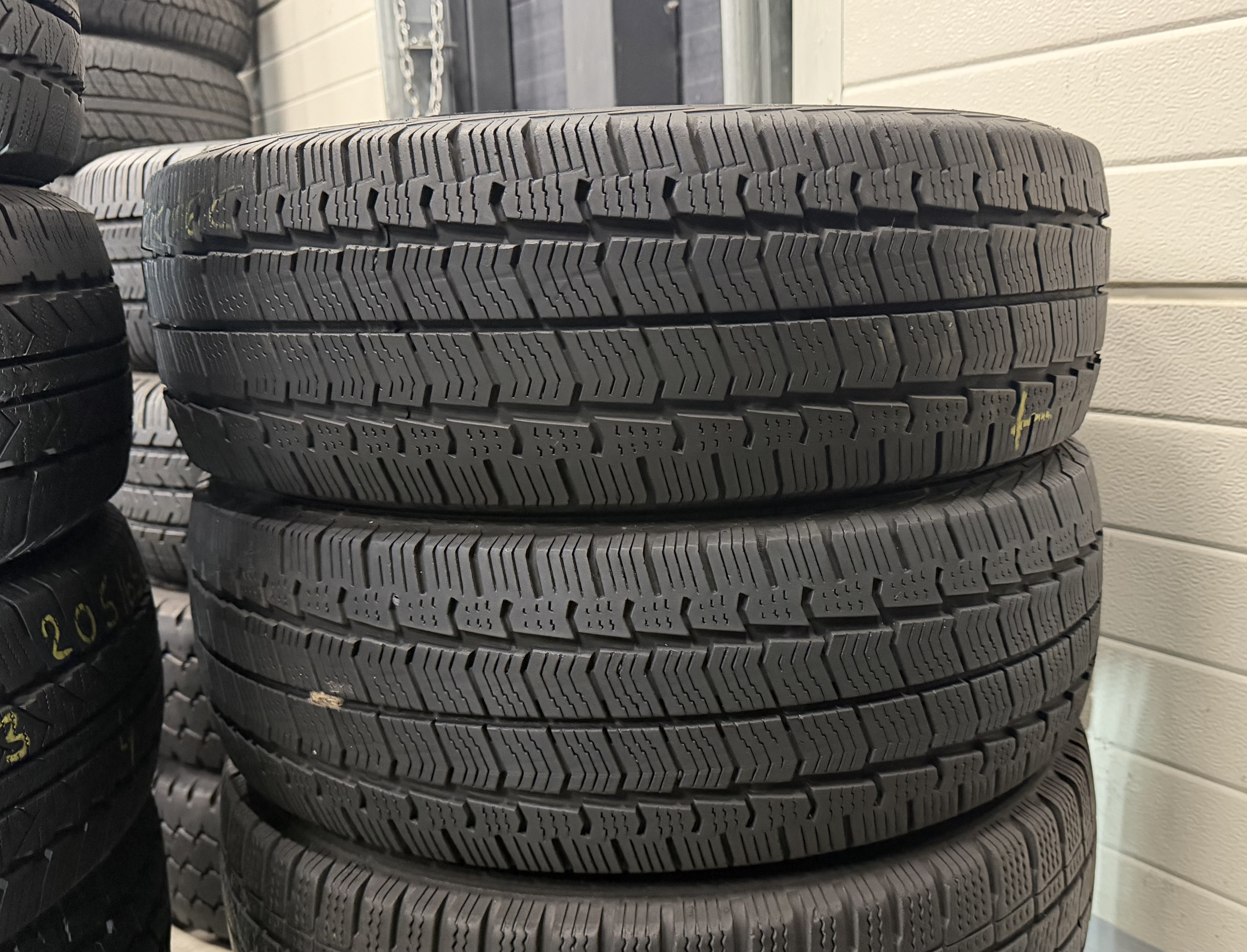 Шини б\у 205/65 R16C