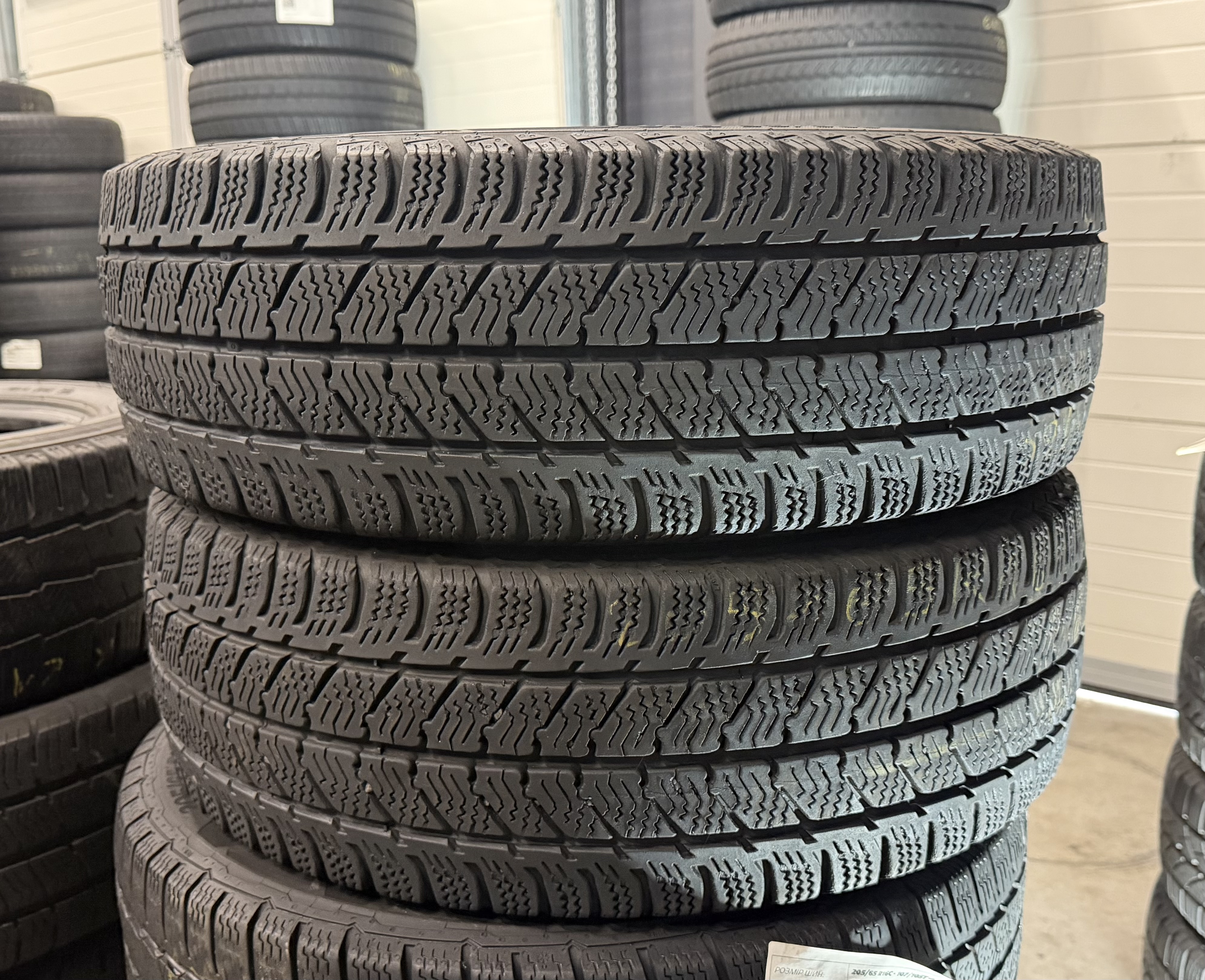 Шини б\у 205/65 R16C