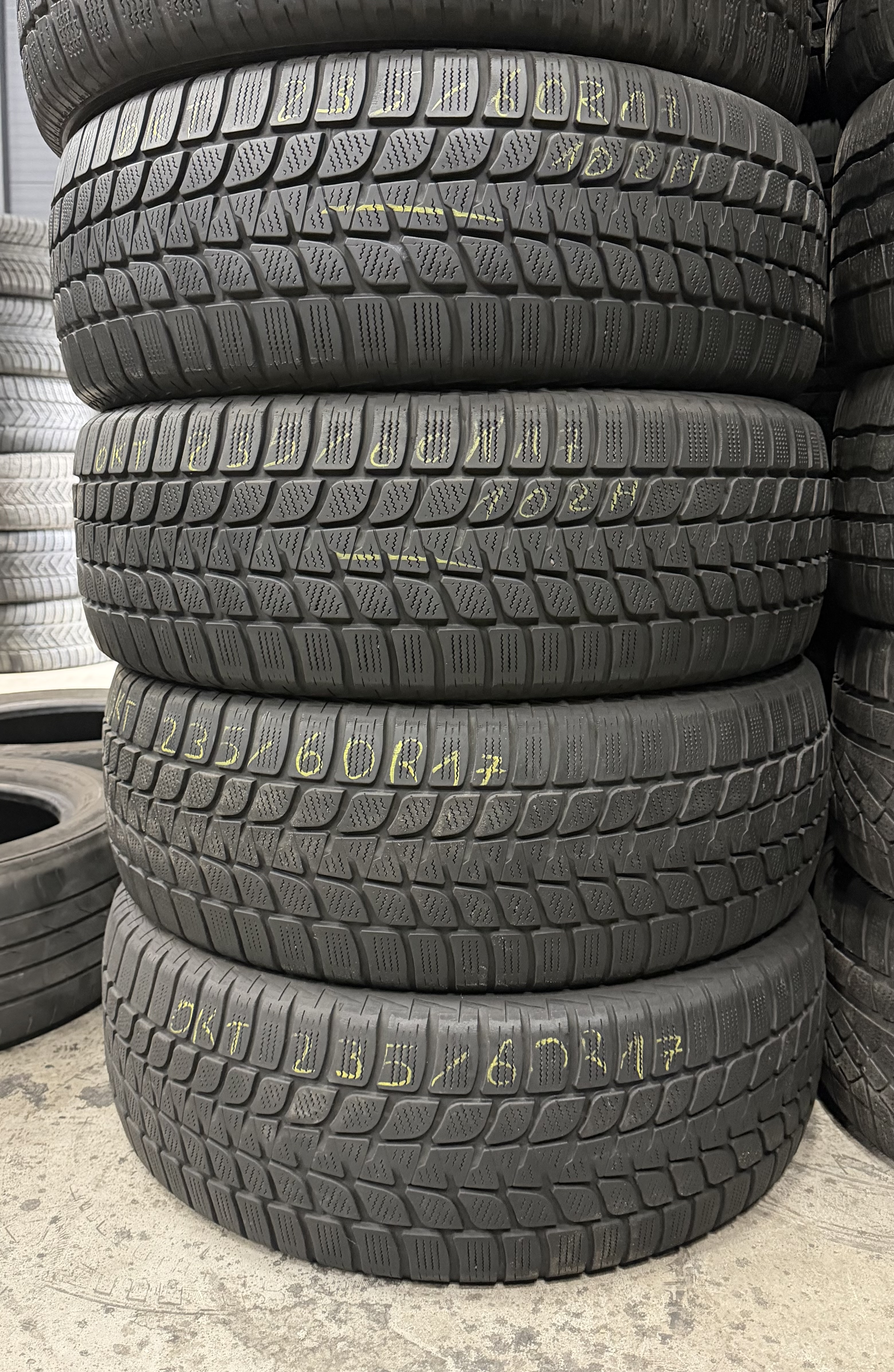Шини б\у 235/60 R17
