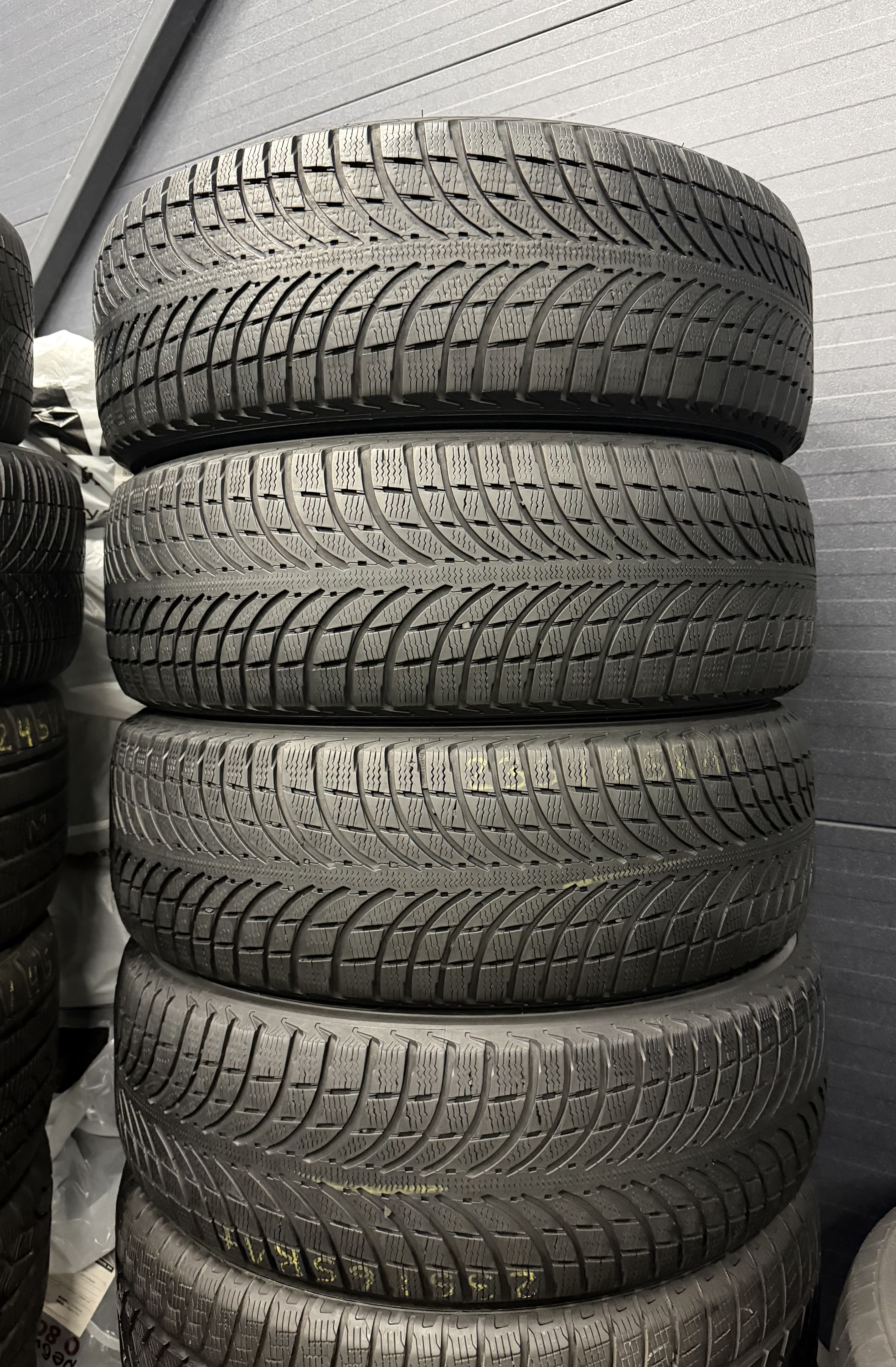 Шини б\у 235/65 R17
