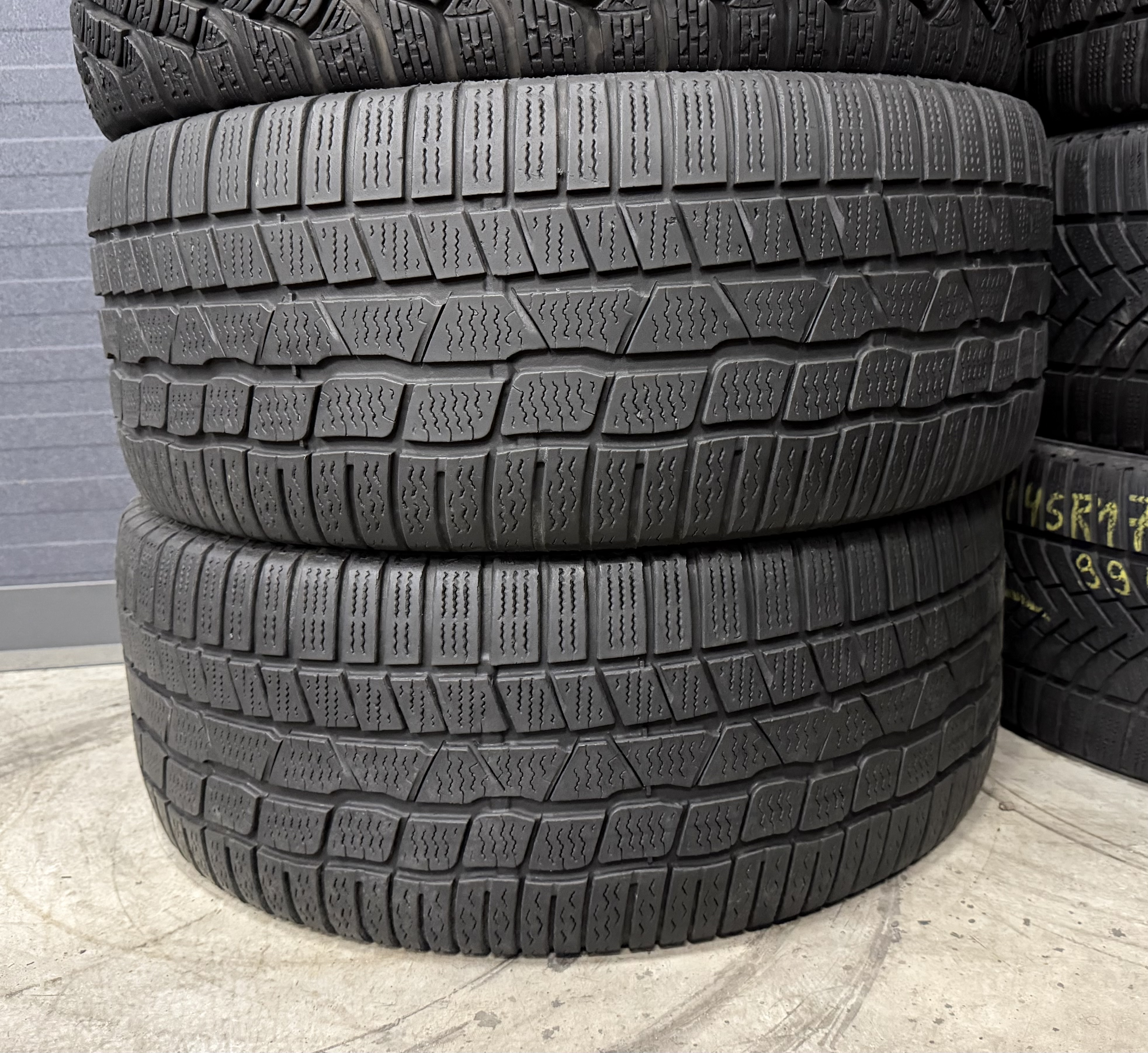 Шини б\у 245/45 R17