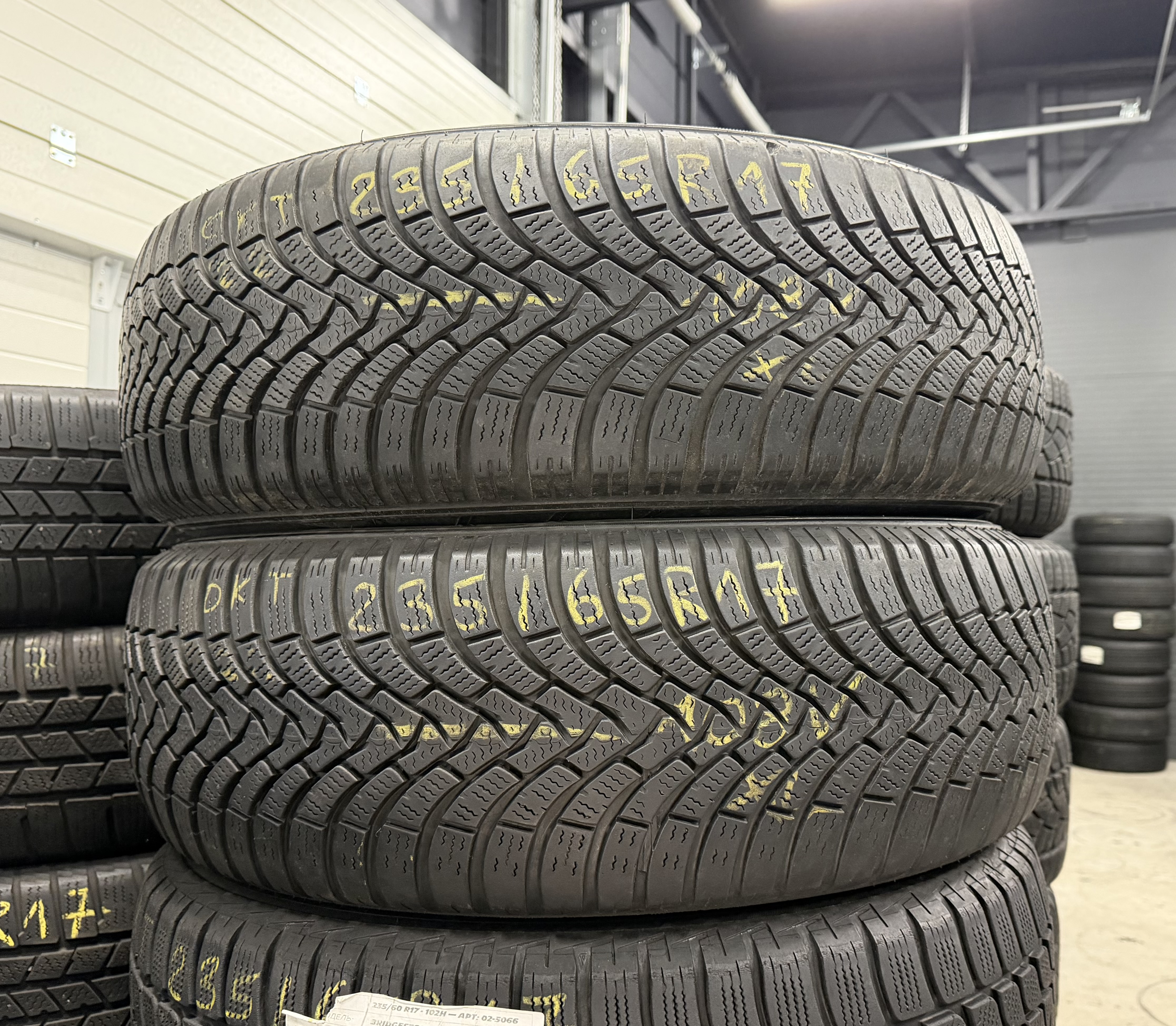 Шини б\у 235/65 R17