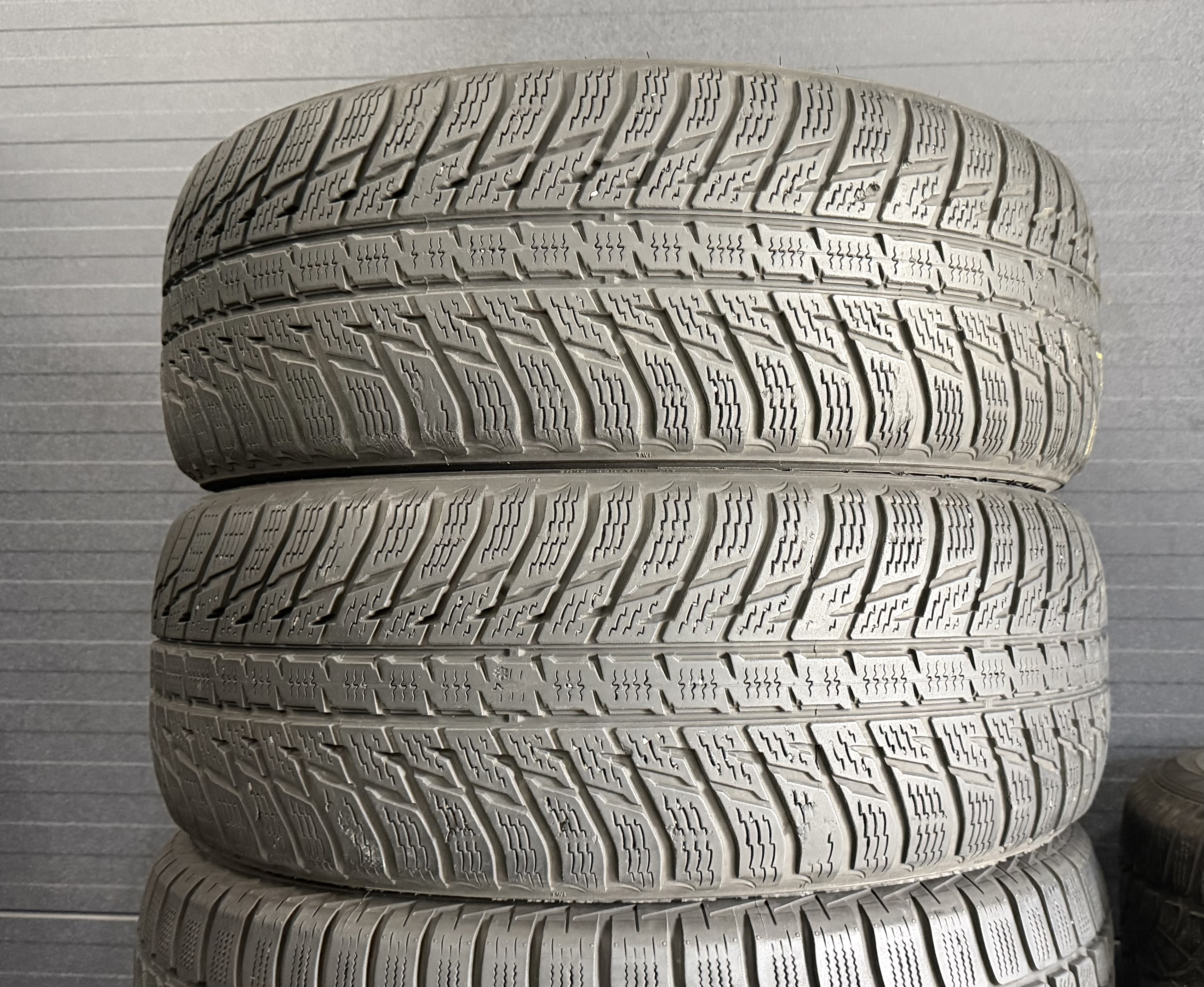 Шини б\у 235/60 R17
