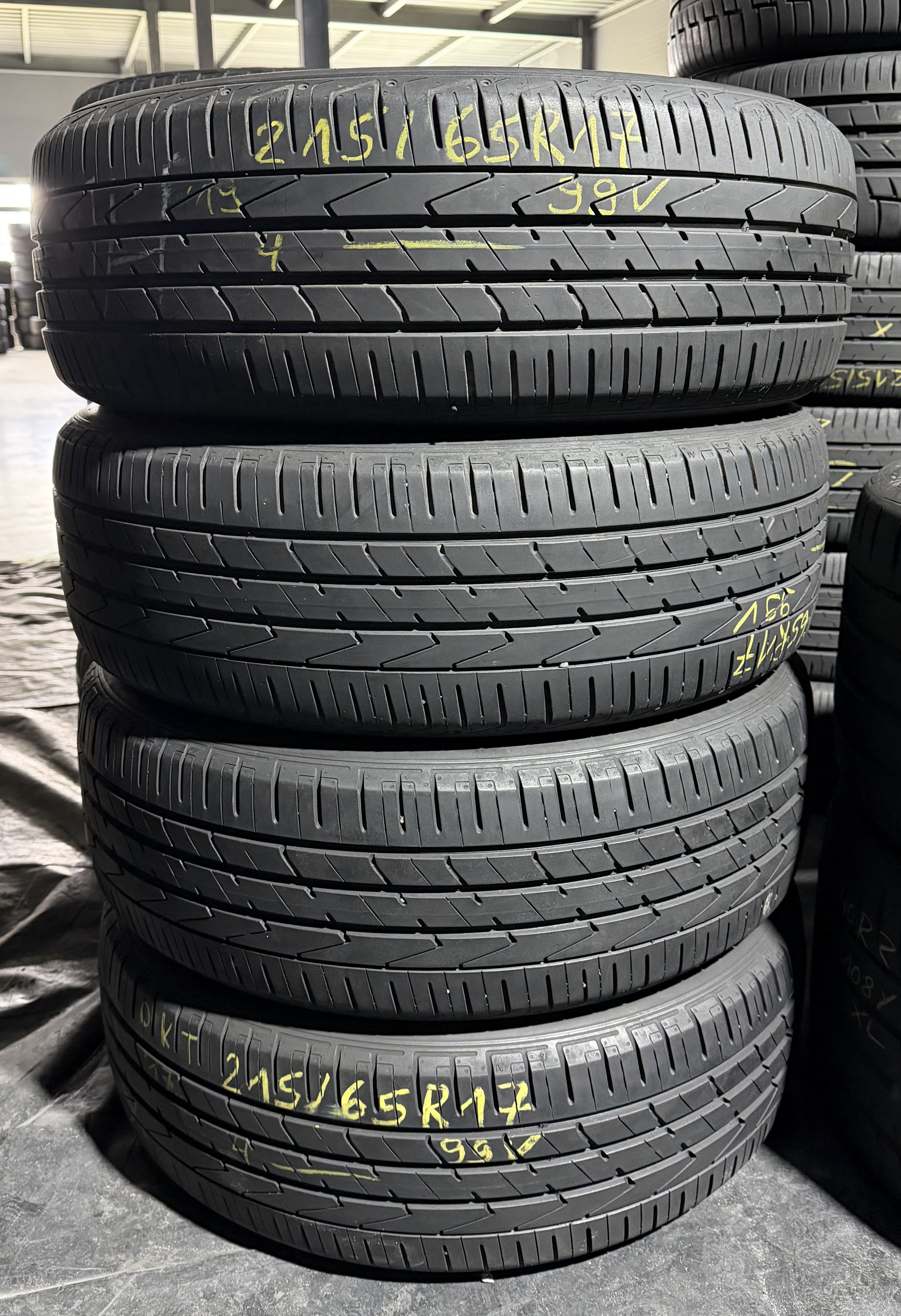 Шини б\у 215/65 R17
