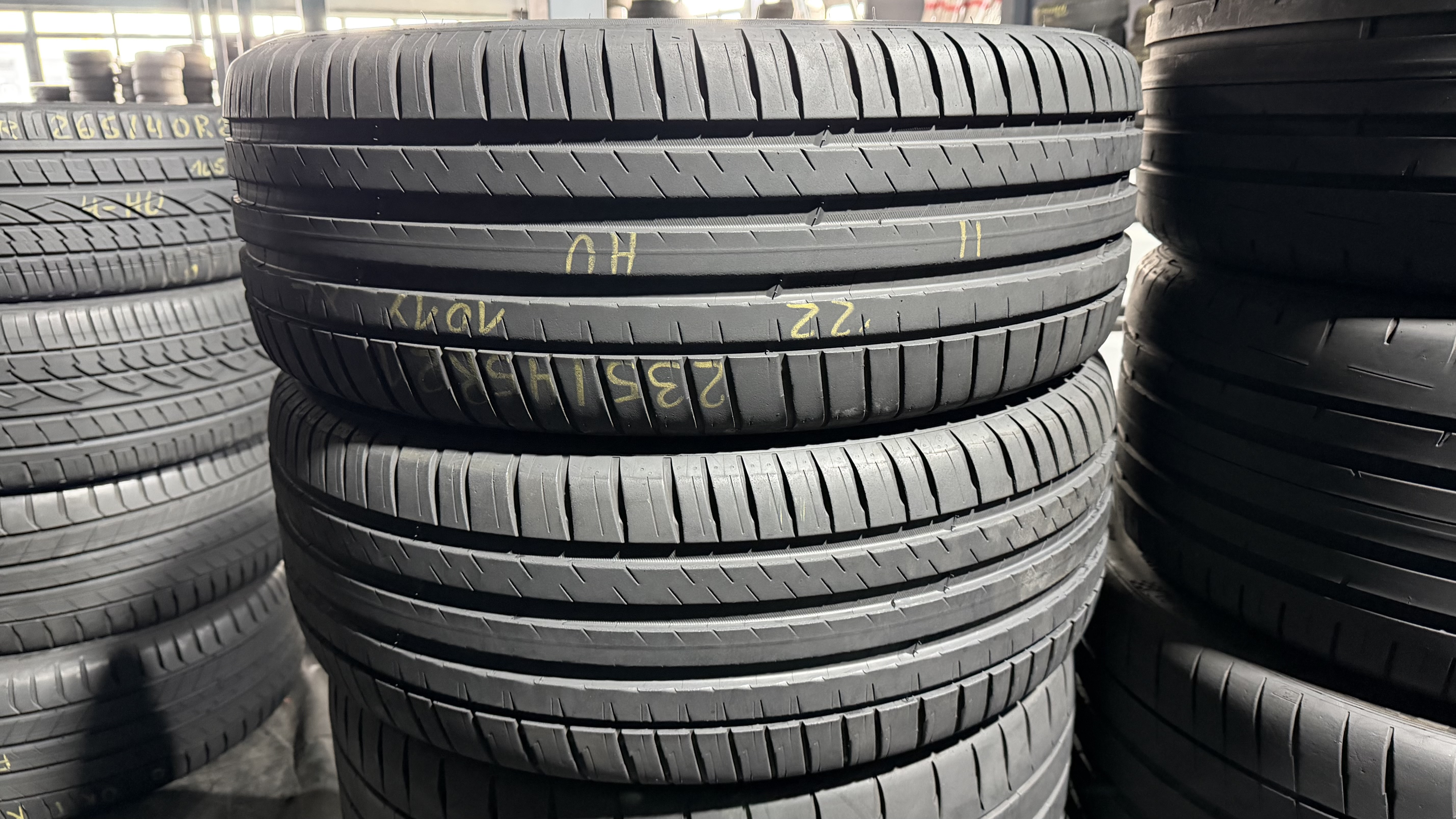 Шини б\у 235/45 R21