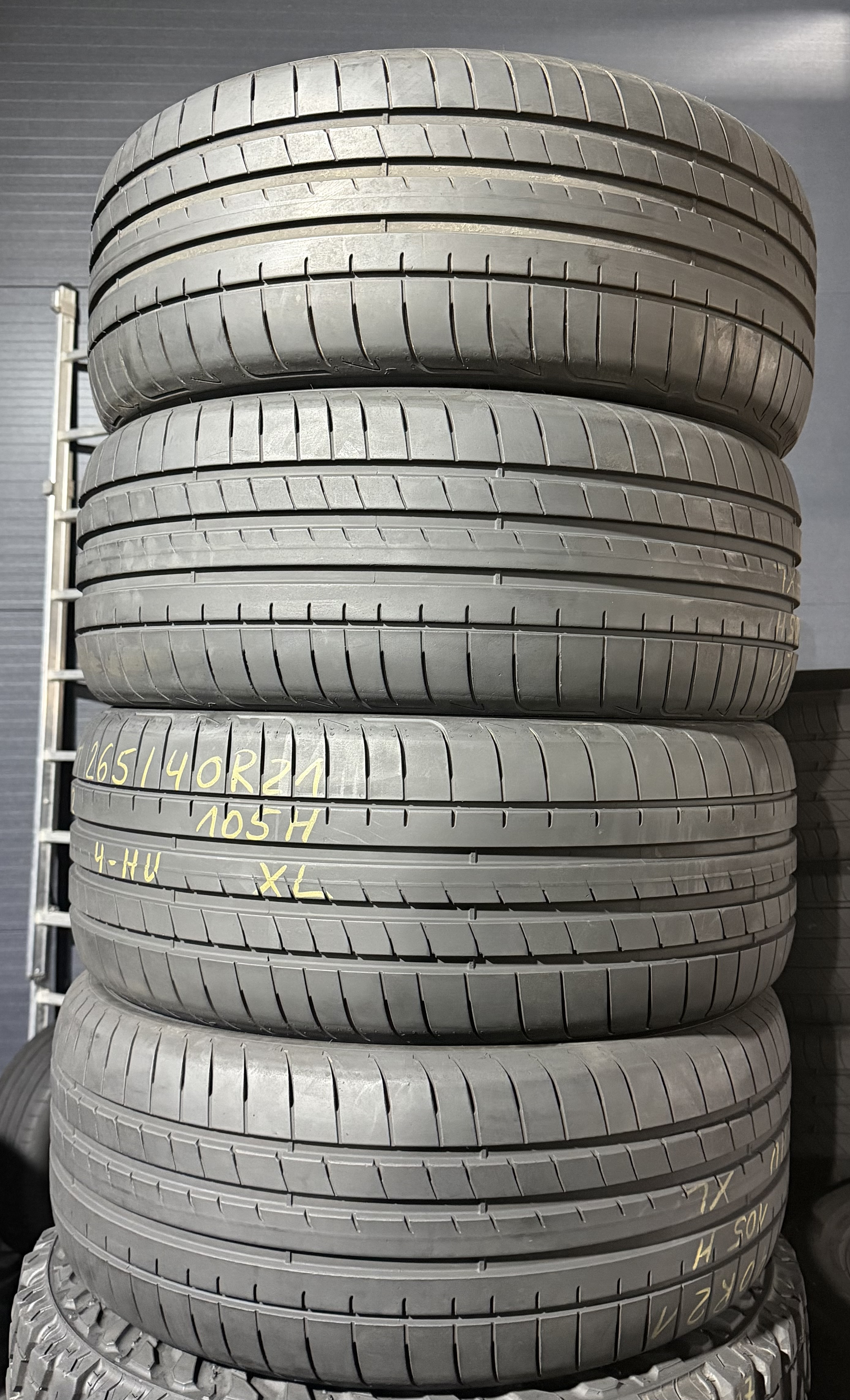 Шини б\у 265/40 R21