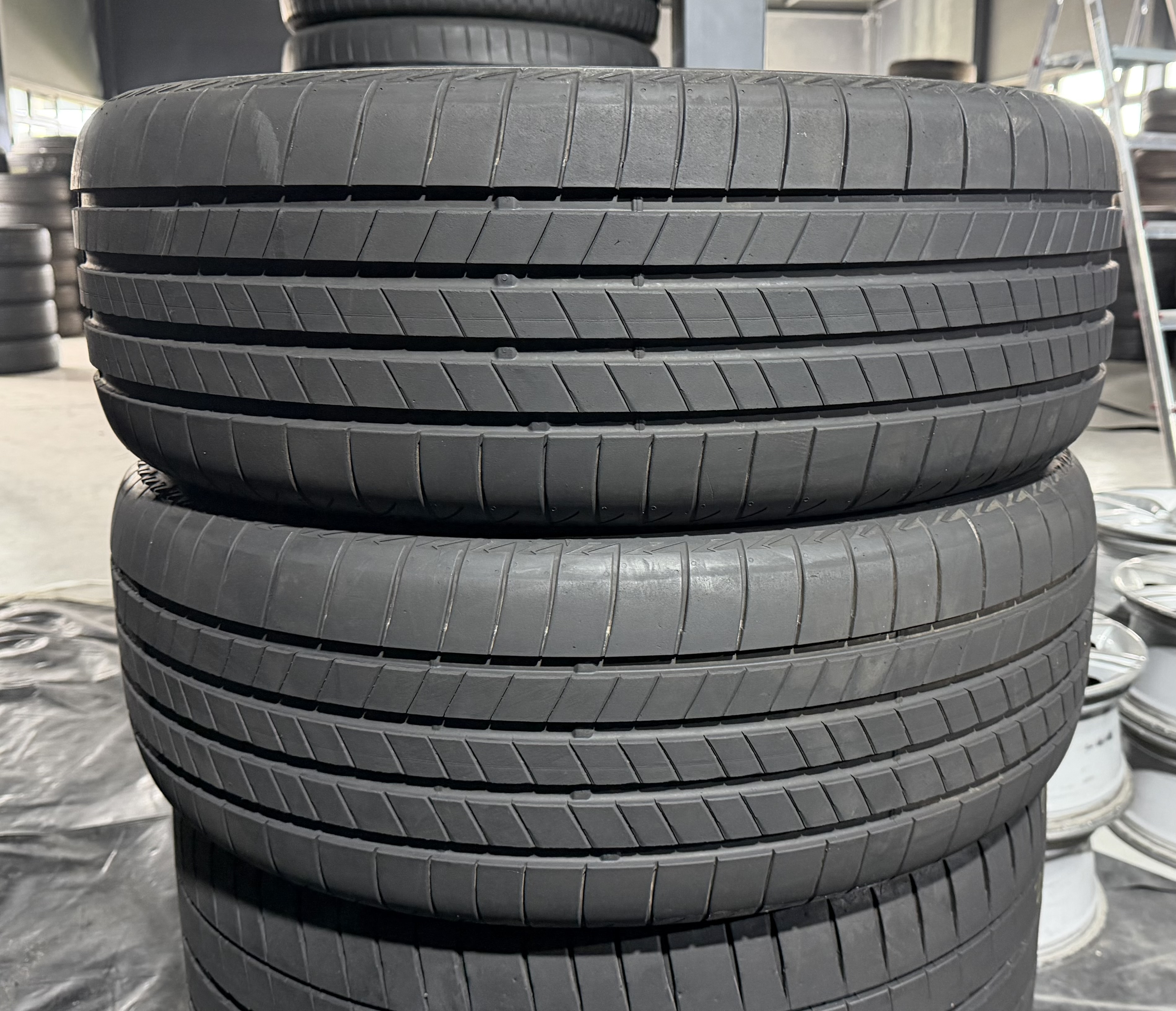 Шини б\у 235/50 R20