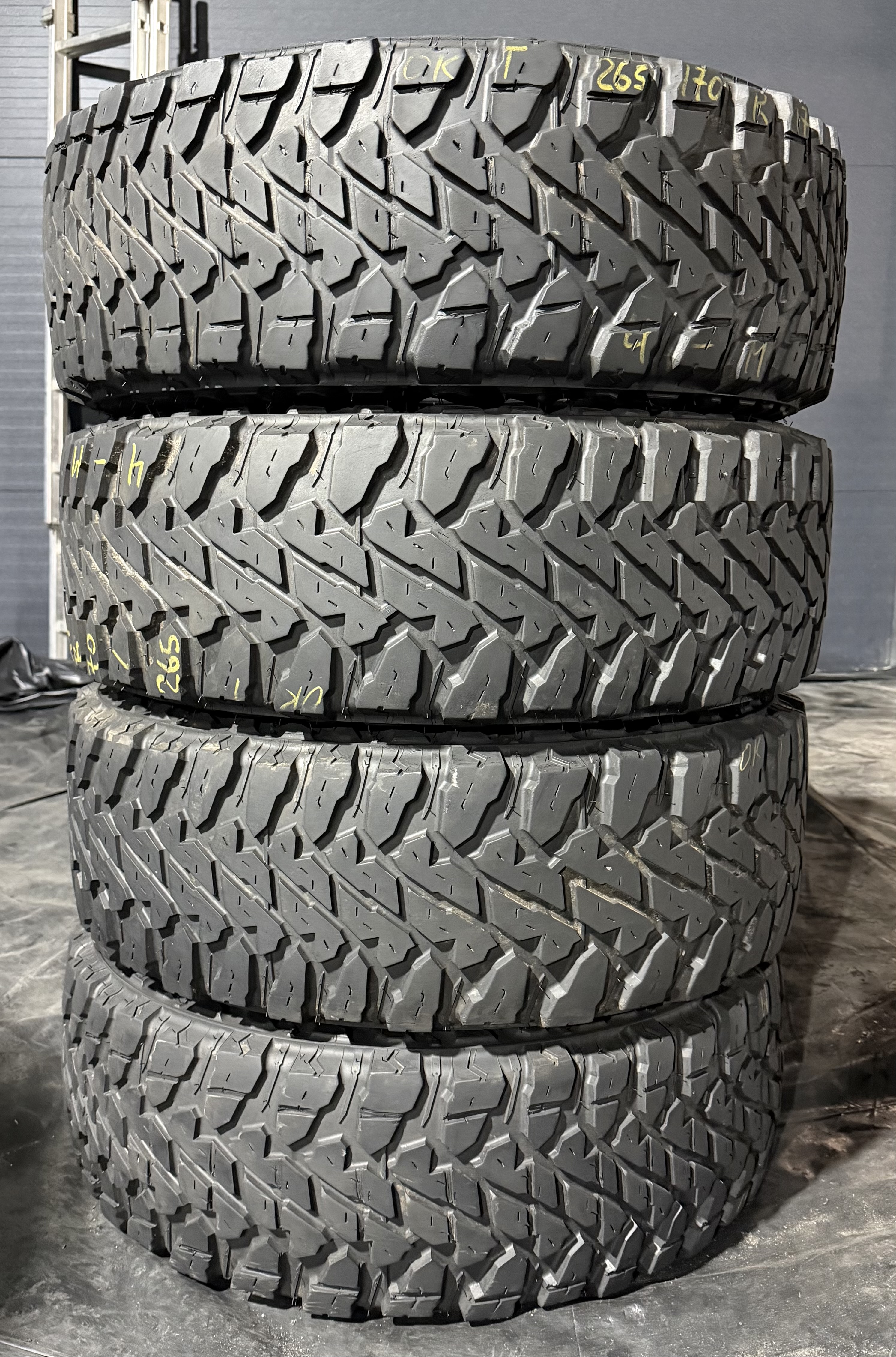 Шини б\у 265/70 R17